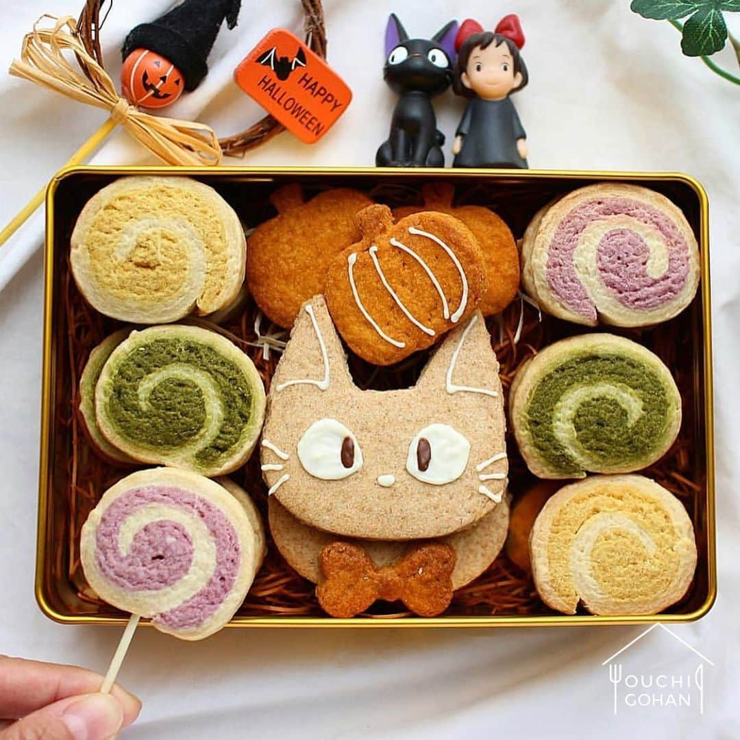 おうちごはん編集部さんのインスタグラム写真 - (おうちごはん編集部Instagram)「【 #おうちごはんLover 】photo by @heart1016a﻿ かわいい……😟かわいすぎる……😫❤️﻿ このまま販売して欲しいくらい素敵な魔女の宅急便『ジジ』のクッキー缶🍪﻿ なんとクッキーの型まで手作り！🐱﻿ 愛猫家の私は目がハートです😍😍😍﻿ .﻿ クッキーは、ナチュラルなごはんやお菓子などを提案している、料理家のなかしましほさんのレシピなのだそう☺️﻿ おうちごはんでもなかしましほさんのご紹介をしている記事があるので、気になる方はぜひサイト内で検索してみてください👍✨﻿ --------------------------﻿ ◆ #おうちごはんLover を付けて投稿するとおうちごはんの記事やこのアカウントで紹介させていただくことがございます。スタッフが毎日楽しくチェックしています♪﻿ .﻿ ［staff : あやや］﻿ --------------------------﻿ .﻿ #おうちごはんLover ﻿ #おうちごはんラバー #ouchigohanlover﻿ #ouchigohan #いつものいただきますを楽しく #デリスタグラマー #delistagrammer #おうちカフェ #おうちごはん #lin_stagrammer #暮らし #foodpic #onthetable #onmytable #foodporn #foodphoto #foodstyling ﻿ #sweets #クッキー #ハロウィンおやつ #ジジ #魔女の宅急便 #ジブリ飯 #にゃんすたぐらむ #猫 #ねこ #黒猫 #魔女宅」10月30日 15時10分 - ouchigohan.jp