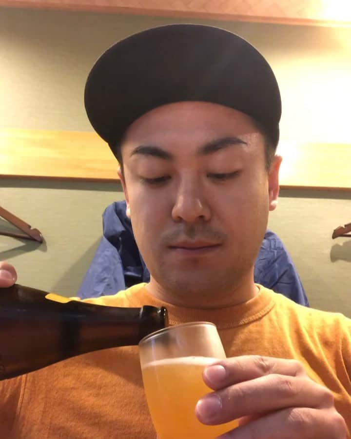 親指ぎゅー太郎のインスタグラム：「整体師のベロベロ日記﻿ 何もない日は美味しくビールが飲めそうなお店でランチ！！﻿ ﻿ 寺田町にある天丼屋さんへ(^^)﻿ 熱熱の天ぷらはビールの肴！！﻿ 海老に穴子にさつま芋に卵！！﻿ タレに浸かってるはずやのにサクッとしてるでー﻿ ビールが進むーーーーーー﻿ ﻿ 最初は上品に持ち上げて食べてたけど最後は口を持って行って一気にかきこむ！！﻿ そしてビールを流し込む。﻿ ええなーーー！﻿ #整体師のベロベロ日記﻿ #寺田町﻿ #寺田町グルメ﻿ #たま天﻿ #天丼﻿ #環状線グルメ﻿ #給料日後なので上天丼とエビスビール﻿ #大人な味﻿ #休みの日は戒めの為に髭をそらない﻿ #って女と男の市川さんが言うてた」