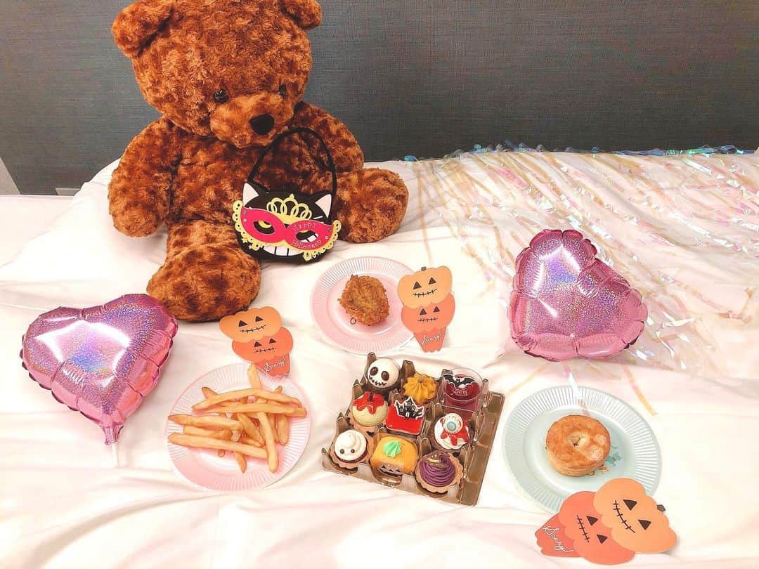 のインスタグラム：「HALLOWEEN PARTY part2👻🕸 with 天使たち👼🏻💗👼🏻💗 . . 地元のお友達たちとパーティ🦇💕 . べびたん映えを狙う必死な大人たちと 食べ物をねらうべびずww . ミニミニサイズの仮装がたまらん🥺💗 . . クリスマスパーティーもたのしみ🎅🏻🎄 . #happy #halloween #love #kids #ハロウィンタッキー #ケンタッキー #トリックオアトリート #お菓子パーティー #べびず #可愛い #癒し #愛し #地元 #わたしのベビーはくまちゃん #instalive #インスタライブ #ありがとうございました #thankyou #べび映え #インスタ映え」