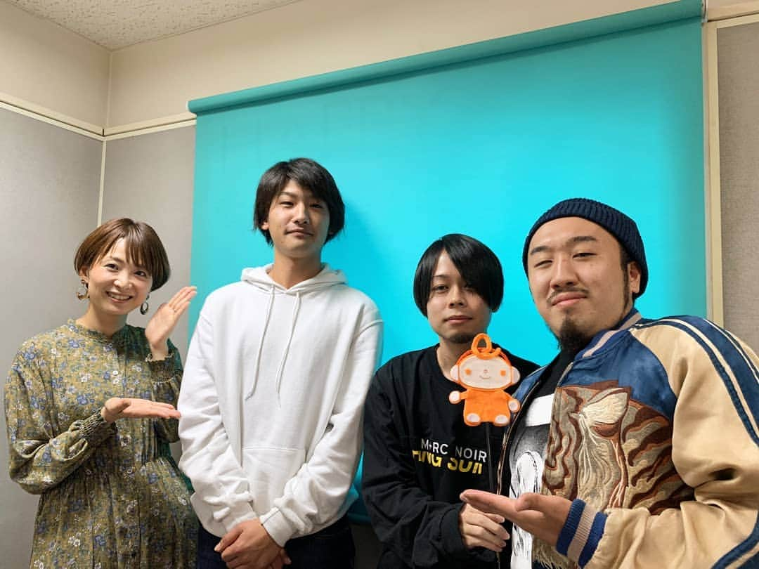 林智美 さんのインスタグラム写真 - (林智美 Instagram)「#FM滋賀 #eradio 今週は嬉しいゲスト続き◎ 昨日は【bud&harbor】が遊びに来てくれました🎸  2018年に結成されたばかり。 3ピースならではの削ぎ落とされた、 シンプル且つ丁寧な音。  日常に溶け込み、寄り添いつつも、 内に秘めたる"熱さ"が伝わる1枚。 ｢SIRANUI EP｣ぜひ手にいれてください🙌  ほんと、ライブを体感したいなぁ。 早くそれが実現しますように🤗 * 余談ですが、 g&voの下田仁くんが、 京都でやってたわたしの番組を 学生時代に聴いてくれていた…という、 驚きの繋がりもあり😲 いやーびっくりですよ。 その番組はもう、10年前くらい…？ぎゃー！笑  いや、でも続けること、 続けられることの有り難さを実感。 わたしもまだまだ、頑張らねば🤩 * #style #ラジオ #radio #生放送 #ラジオdj #radiko #タイムフリーでも聴けます #ゲスト #guest #バンド #3ピース #バドアンドハーバー #滋賀」10月30日 15時31分 - h_tomomi_i