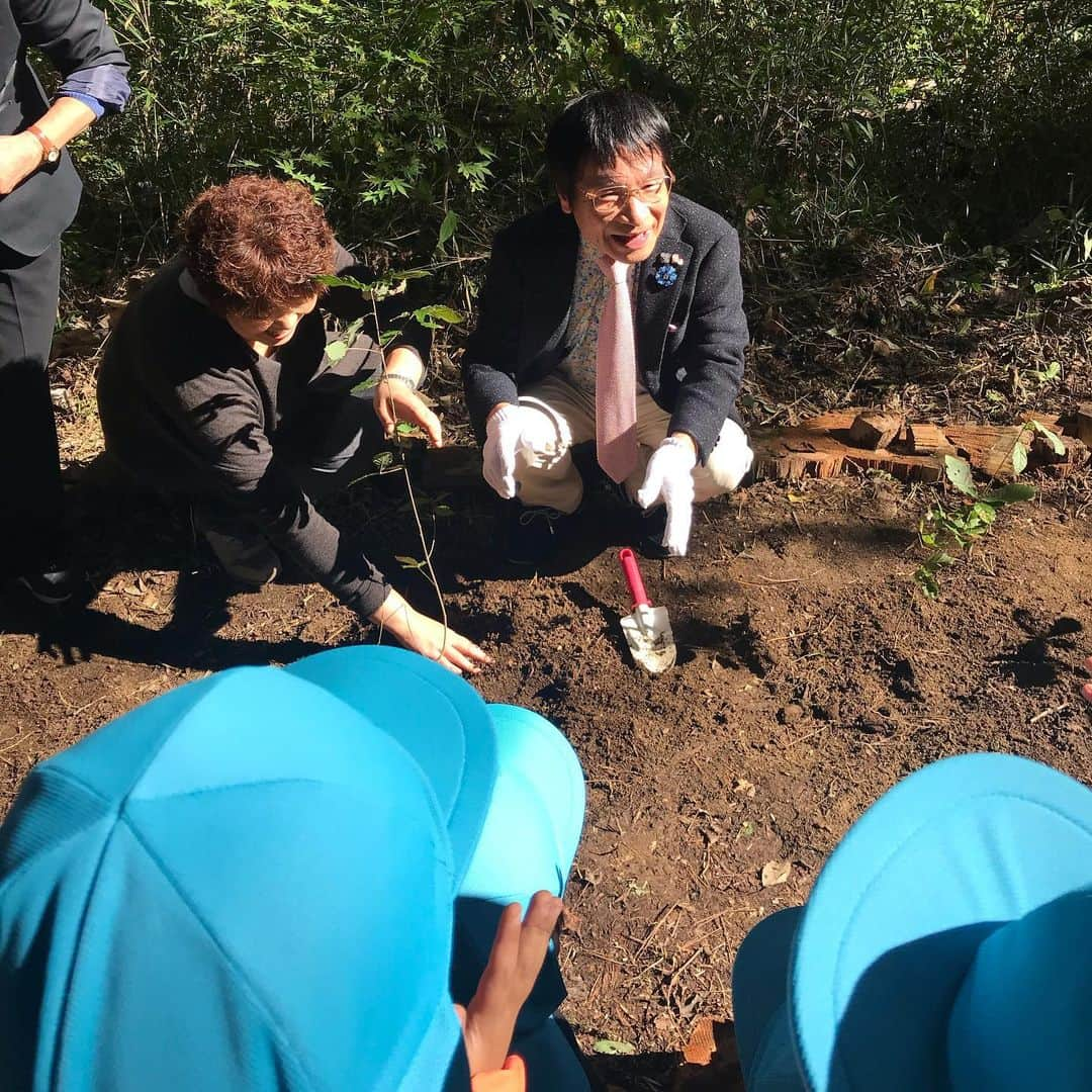 尾木直樹さんのインスタグラム写真 - (尾木直樹Instagram)「森の子ども園は本当に「森の中」！園庭でのお昼、さつまいも畑、森の中の保育、どんぐりの苗木植樹した尾木ママ(o^^o)💌 - #森の保育園#自然の中での遊びや冒険#学びの原点#無限に伸びる#全員の笑顔が素敵 #先生の笑顔が素敵 #全国にできるといいなぁ〜#尾木ママ 夢」10月30日 15時28分 - oginaoki_ogimama