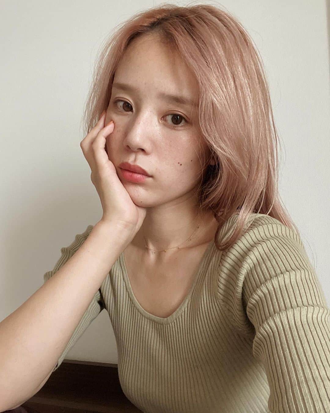 目見田早弥子のインスタグラム：「. プリマヴィスタさんから限定パッケージの カサつき・粉ふき防止化粧下地をいただいたので 使ってみました⚐ これからの季節に悩みがちな 目もと口もとのメイクの乾燥を防ぎ 肌をつるんと綺麗に見せてくれるアイテムです！ 少量でもかなり伸びが良くさらっとした感じで いつものファンデも ぴたっと密着して綺麗に仕上がってると感じました♡ 乾燥肌の人はもちろん、秋冬は乾燥気味になる 私みたいな混合肌の人にもうれしいアイテム👏🏻 プリマは皮脂くずれ防止化粧下地が有名だけど、 こちらの"もうひとつのプリマ" カサつき粉ふき防止化粧下地も ぜひ試してみてください♡ #化粧下地 #下地 #もうひとつのプリマ#カサつき粉ふき防止化粧下地#プリマヴィスタ#数量限定#pr」