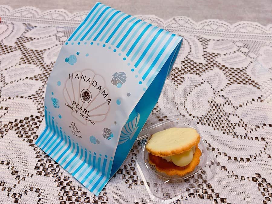 のインスタグラム：「#華珠 #hanadamapearllanguedechat . . 可愛すぎるお菓子💙 伊豆の真珠をイメージしたお菓子💍✨ 🎁いただいたんだけれど、味も良き😋❣️ パールのところはホワイトチョコレート💞さっくりしたラングドシャの生地とクリームも美味しかった〜🤤 . . . . #ボンタイム #三重県 #洋菓子 #インスタ映え #sweets #yunnaログ  @shioriii_matsu ちゃんありがとう💕」