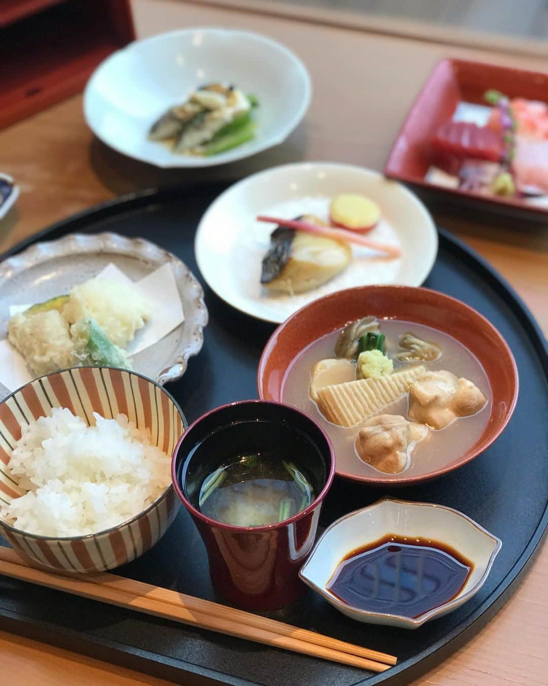 福田淳子さんのインスタグラム写真 - (福田淳子Instagram)「昨日はてるちゃん（母）とランチ。てるちゃんは一品ずつお料理が出てくるよりも、定食とか、お弁当とかいっぺんに出てくる方が好みらしい。ゆっくり進むと、途中でお腹いっぱいになって食べらないから。細い人あるある。  そんなわけで金沢料理の5段のお弁当を。お弁当の前には前付とお椀もべつについてきます。加賀野菜がいろんなところに使われていておいしかったです。そして、やっぱり治部煮がこっくりしてて、とてもよいお味でした。これからの季節にぴったり。おうちでも作ってみよう、と思いました。私はふつうに順番に出てくるスタイルも好きですが、おかずにご飯を合わせれるのはやっぱりうれしい。  ランチの後は、スマホの使い方教室。最近、てるちゃんがついにスマホに変えたので、基本的な使い方を再度確認。感覚がない世代の人には、なかなか使いこなすまでが大変そう。  #金沢料理 #治部煮」10月30日 15時47分 - junjunfukuda