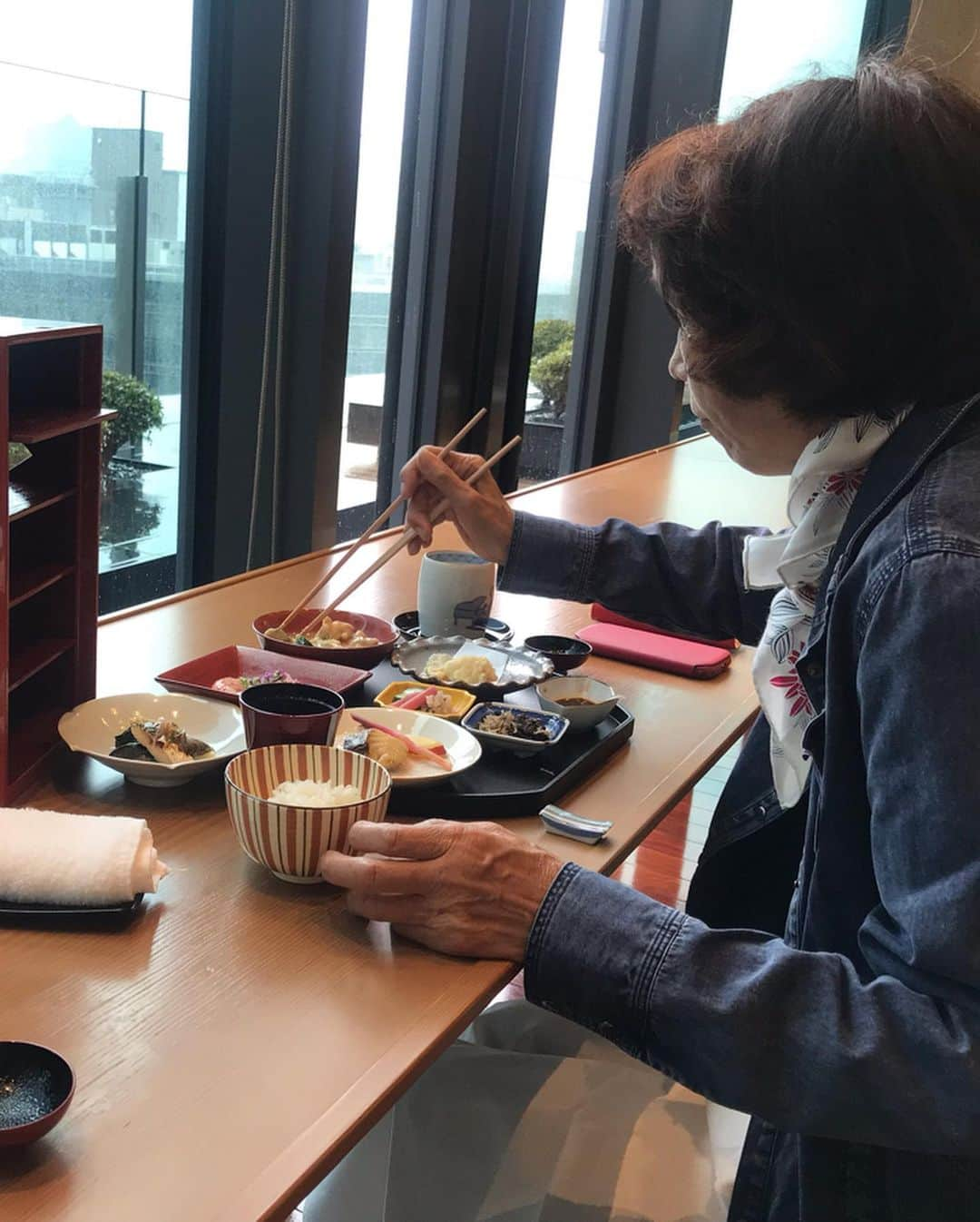 福田淳子さんのインスタグラム写真 - (福田淳子Instagram)「昨日はてるちゃん（母）とランチ。てるちゃんは一品ずつお料理が出てくるよりも、定食とか、お弁当とかいっぺんに出てくる方が好みらしい。ゆっくり進むと、途中でお腹いっぱいになって食べらないから。細い人あるある。  そんなわけで金沢料理の5段のお弁当を。お弁当の前には前付とお椀もべつについてきます。加賀野菜がいろんなところに使われていておいしかったです。そして、やっぱり治部煮がこっくりしてて、とてもよいお味でした。これからの季節にぴったり。おうちでも作ってみよう、と思いました。私はふつうに順番に出てくるスタイルも好きですが、おかずにご飯を合わせれるのはやっぱりうれしい。  ランチの後は、スマホの使い方教室。最近、てるちゃんがついにスマホに変えたので、基本的な使い方を再度確認。感覚がない世代の人には、なかなか使いこなすまでが大変そう。  #金沢料理 #治部煮」10月30日 15時47分 - junjunfukuda