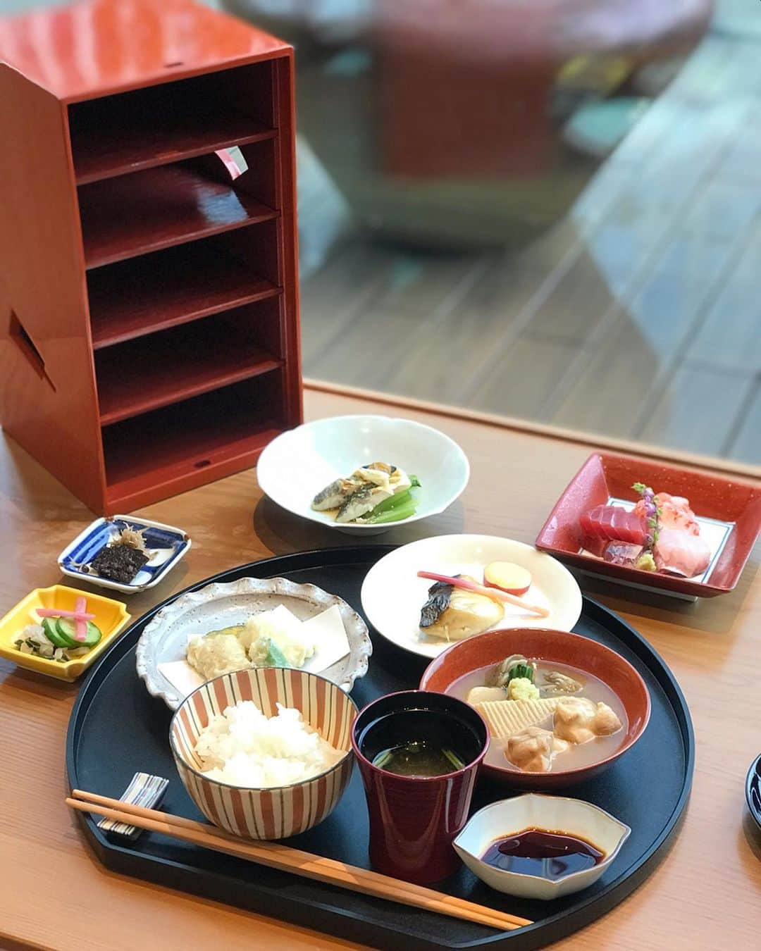 福田淳子さんのインスタグラム写真 - (福田淳子Instagram)「昨日はてるちゃん（母）とランチ。てるちゃんは一品ずつお料理が出てくるよりも、定食とか、お弁当とかいっぺんに出てくる方が好みらしい。ゆっくり進むと、途中でお腹いっぱいになって食べらないから。細い人あるある。  そんなわけで金沢料理の5段のお弁当を。お弁当の前には前付とお椀もべつについてきます。加賀野菜がいろんなところに使われていておいしかったです。そして、やっぱり治部煮がこっくりしてて、とてもよいお味でした。これからの季節にぴったり。おうちでも作ってみよう、と思いました。私はふつうに順番に出てくるスタイルも好きですが、おかずにご飯を合わせれるのはやっぱりうれしい。  ランチの後は、スマホの使い方教室。最近、てるちゃんがついにスマホに変えたので、基本的な使い方を再度確認。感覚がない世代の人には、なかなか使いこなすまでが大変そう。  #金沢料理 #治部煮」10月30日 15時47分 - junjunfukuda