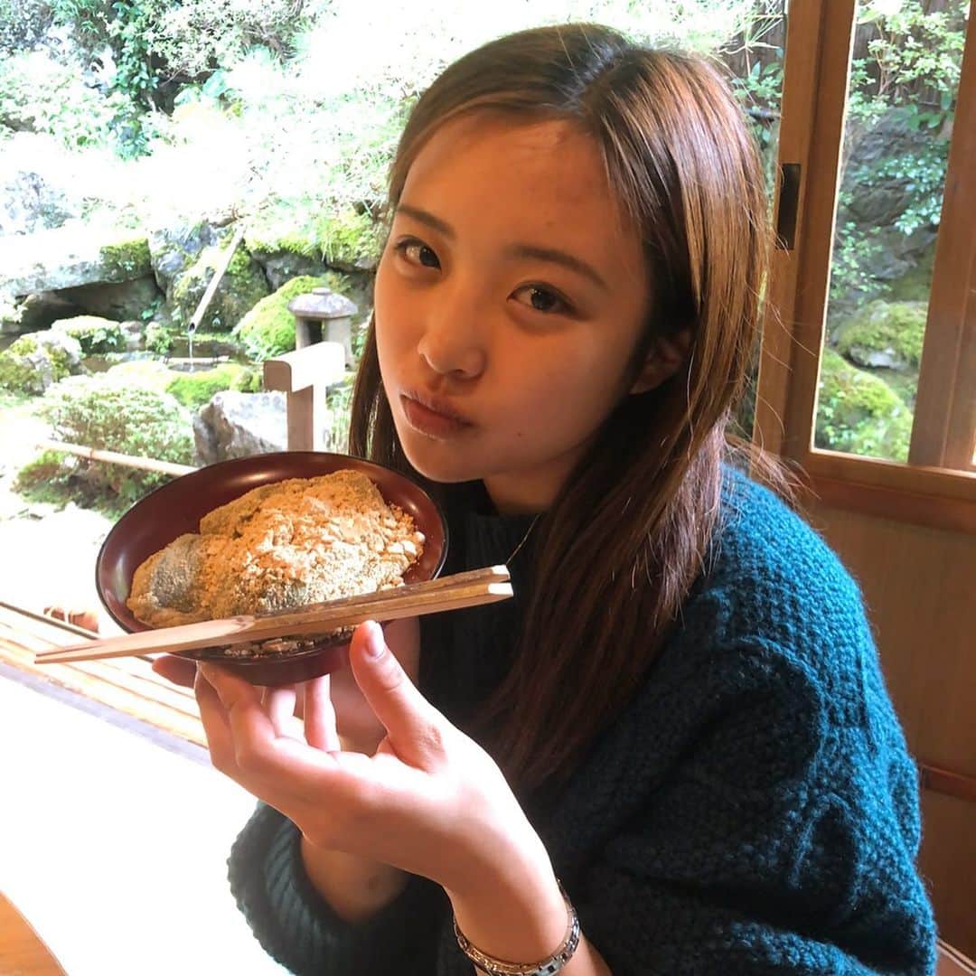 石井美音奈のインスタグラム：「あ〜楽しかった！ 久々におばあちゃんに会って、いろんな所行けて、また仕事頑張らないと！！！！ おばあちゃんと曾孫見せる約束した🥴💭#写真はまだ沢山あるので載せます。 #わらび餅 #京都　#嵐山カフェ  #嵐山」