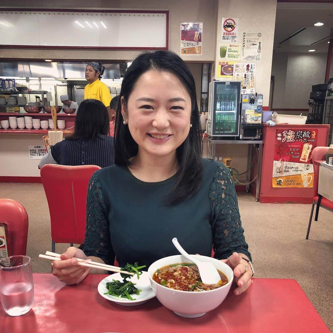白木夏子さんのインスタグラム写真 - (白木夏子Instagram)「本日も始発で名古屋日帰り。講師で栗原奈緒ちゃんをゲストでお招きしたのですが、奈緒ちゃんチョイスの名古屋メシは味仙🔥でした🔥美味しかった〜😋 わたしは台湾ラーメンじゃなくてホルモンラーメンchoice🍜」10月30日 16時04分 - natsukoshiraki