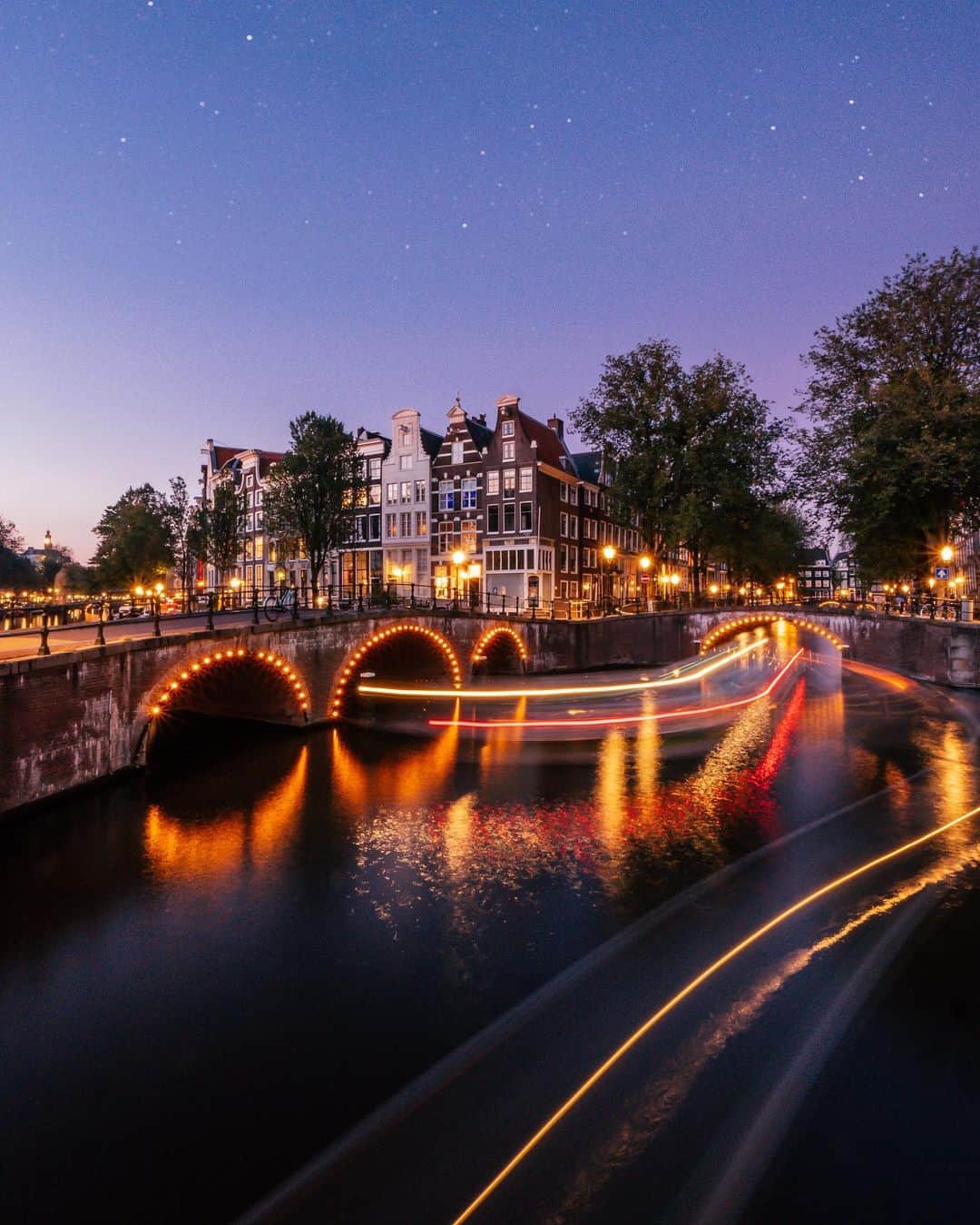 Earth Picsさんのインスタグラム写真 - (Earth PicsInstagram)「Amsterdam, Netherlands 🇳🇱 at night by @florianreichelt」10月30日 16時06分 - earthpix