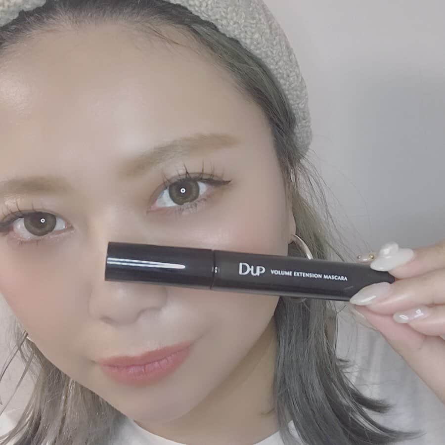 mmmaaakkkiiikkkoooさんのインスタグラム写真 - (mmmaaakkkiiikkkoooInstagram)「ずっと使ってるマスカラは @dupbeauty のだよ💕  最近使ってるのは まつげ一本一本にキレイについて 自まつげがボリュームアップしたような仕上がりがお気に入りな "ふんわりボリュームマスカラ"💕 ウォータープルーフでパンダ目になりにくいのに お湯でするんと落ちるところが お気に入り✨✨✨✨ 私のメイクで特に 崩れやすい下まつげ💦 落ちにくいから朝塗って夜まで綺麗😊 立体ブラシで 塗りずらいところも  綺麗にボリュームアップ💕  すごくオススメなので ぜひチェックしてみてね✨ . . . . #ディーアップマスカラ#ディーアップ#DUP#黒モノコスメ#ママコーデ#ママファッション#大人可愛い#大人カジュアル#カジュアルコーデ#pr#シンプルコーデ #着回しコーデ#お洒落な人と繋がりたい#ハンドメイドピアス#mamagirl#ハンドメイドアクセサリー#instagood#pr#セルフネイル #ヘアスタイル#ヘアアレンジ#美容#新作コスメ」10月30日 16時15分 - mmmaaakkkiiikkkooo