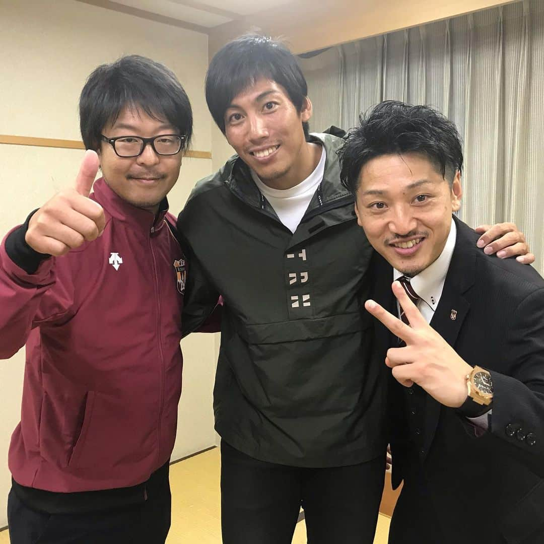 越川優さんのインスタグラム写真 - (越川優Instagram)「10/26(土)の出来事。。 #vリーグ 男子開幕戦、#vc長野トライデンツ のホームゲームイベントに呼んでいただき、トークショーなどなどやらせて頂きました😊  1枚目は、中学生だった頃から知っている、VC長野リベロの山本けんご。 2枚目は、VC長野の社長(後輩)と社員(高校の先輩)。 3枚目は、ただのお友達。知らないうちに、パナのスタッフに🤣  #横浜メディカルグループ 所属  #ymg  #hrdエンジニア株式会社  #加賀電子株式会社  #株式会社朋栄社  #和興通信工業株式会社  #株式会社かとり  #株式会社デューク  #エルバランスアイズ  #株式会社ドリームオンライン  #gallery2  #claudiopandiani  #volleyballjunky  #ルックスオティカジャパン  #luxotticajapan  #oakley  @oakleyjapan  #有限会社ベストパフォーマンス  @best.performance2002  #酒井医療株式会社  @platform1440  #越川優  #いしかわ観光特使  #yukoshikawa  #beachvolleyball  #ビーチバレー  #tokyo2020  #vリーグはバレーだよ」10月30日 16時16分 - yu_koshikawa