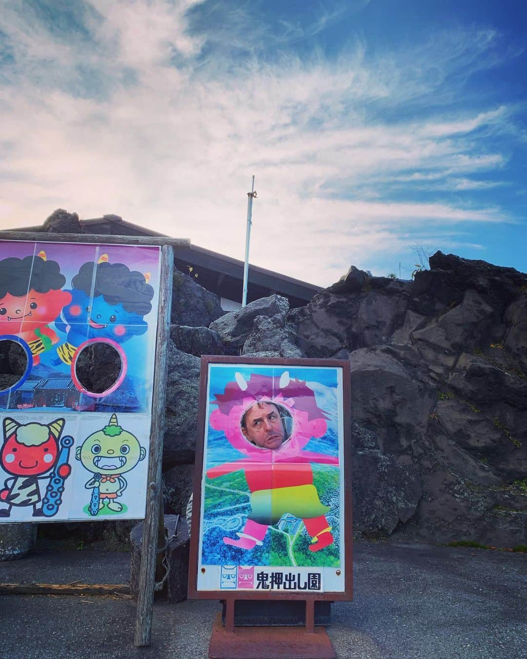 Rie fuさんのインスタグラム写真 - (Rie fuInstagram)「Autumn colors in the magma mountains ⛰ 秋色に染まった火山の小さな木々たち。美しくたくましい自然の神秘🌋 #volcanic #rocks #mountain #autumn #紅葉 #火山 #鬼押出し園」10月30日 16時08分 - riefuofficial