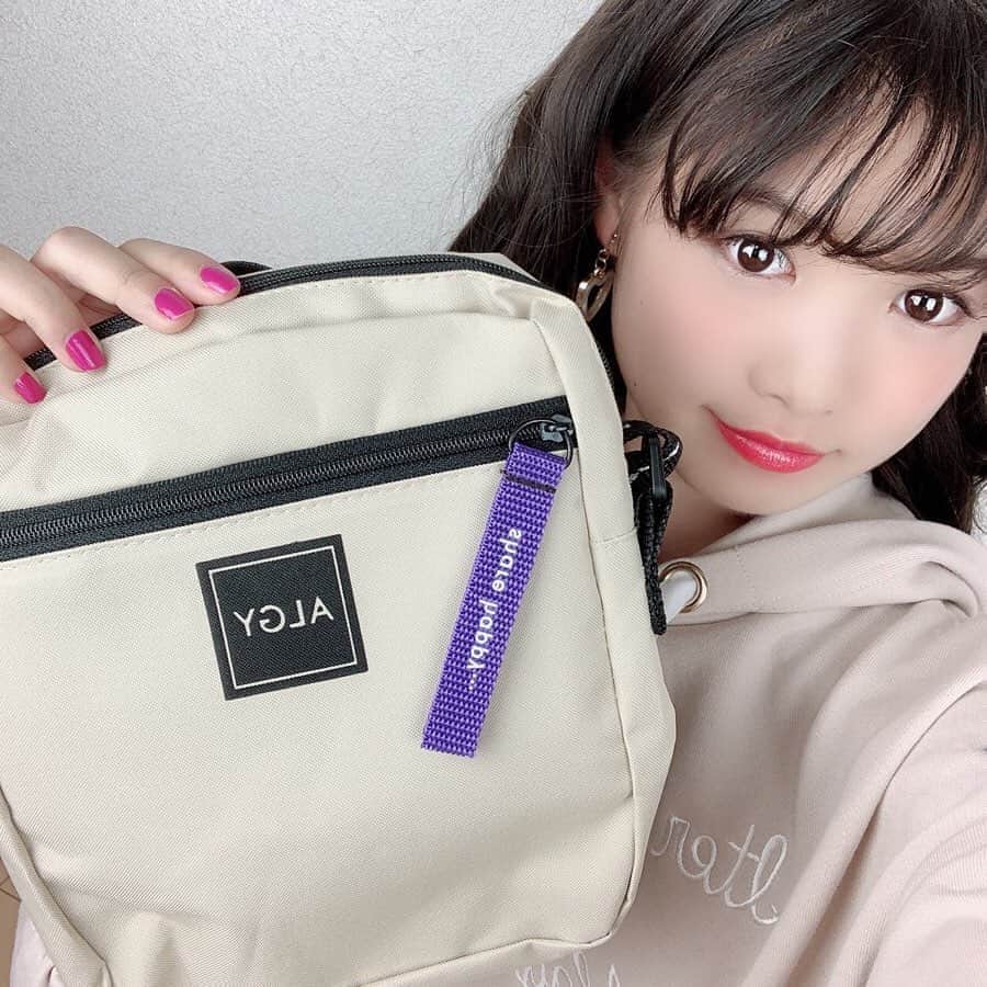 ニコ☆プチのインスタグラム：「🌈 #プチモのふろくの使い方 🌈﻿ ﻿ ﻿ 12月号のふろくは、﻿ アルジーのショルダーバッグ🌟﻿ ﻿ みんな、ゲットしてくれたかな〜？﻿ ﻿ この前のアルジーのイベントでも﻿ たくさんのプチ読が使ってくれてたよん♬﻿ ﻿ これからプチモのふろくの使い方を﻿ 紹介していくからみんな参考にしてみてね🥰﻿ ﻿ ﻿ ﻿ トップバッターは……マアヤ！！﻿ ﻿ 🧸マアヤより🧸﻿ ﻿ ニコ☆プチ12月号のふろく、アルジーさんのショルダーバッグはどんなお洋服にも合わせやすいカラー&マアヤの好きな紫のテープロゴがおしゃれでお気に入りです☺︎﻿ 見た目はコンパクトなのに実は大容量！スマホや小物などを入れられるポケットもあるので便利で使いやすいよ❤︎﻿ ⋆*✩⑅◡̈⃝* 。﻿ 写真は実際よく入れているものだよ🎶水筒やメイクポーチ、ハンカチ、お財布などなど…たぁ~っぷり入るので大活やくしてくれています💕﻿ ﻿ ﻿ ﻿ ぜひぜひ参考にしてみてねっ！﻿ ﻿ ﻿ #ニコプチ﻿ #ニコプチふろく﻿ #丸山真亜弥﻿ #ちゃま﻿ #プチモ﻿ #アルジー﻿ #ショルダーバッグ﻿ #ニコプチふろくのある生活﻿ ﻿ ﻿」