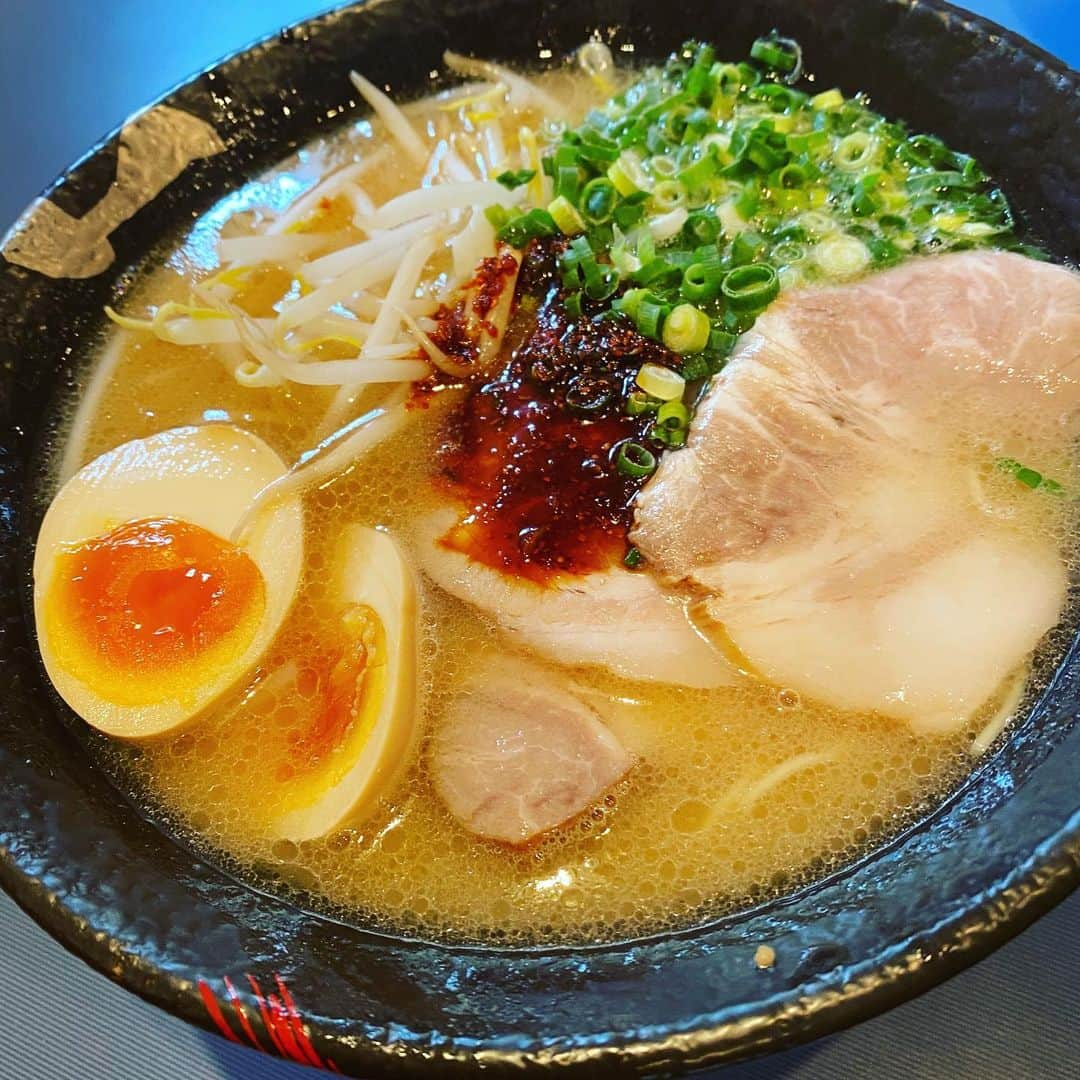 TOGGYさんのインスタグラム写真 - (TOGGYInstagram)「STINGが福岡にて食したナイスラーメンはコレだったのだろうか？  690円〜　数種類のラーメン。 本日は特製ラーメン960円… 麺が1.5倍なんだとか。  もちろんヤワヤワズンダレ麺で。  #toggy #sting #fukuoka #ramen #horin #haruyoshi #hakata #ラーメン #鳳凛 #niceramen #スティング」10月30日 16時22分 - dj_toggy