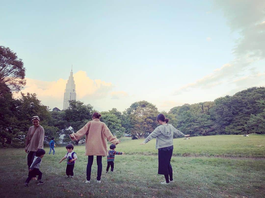 安田美沙子さんのインスタグラム写真 - (安田美沙子Instagram)「こないだ、男の子ママ達、パパ達と公園に行って来ました😊✨ 楽しい時間はあっという間に過ぎてしまう。。すぐに閉園になってしまい、次はもっと早く集まろうと反省。やっぱり緑が沢山あるとこで、美味しい空気をいっぱい吸って、走り回って欲しいな😊✨ . . . #instagood #friends #boys #park #green」10月30日 7時58分 - yasuda_misako