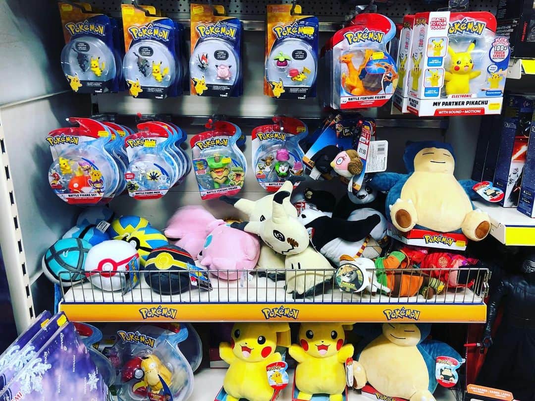 のインスタグラム：「Pokemon is popular and proud in the world. #GOK #GreatOKharn #UK #england #london #instagood #overseaslife #britishlife #overseasscenery #britishscenery #pokemon #nintendo #Pikachu #yugioh #yugiohcards  #オーカーン #英国 #イギリス #イングランド #ロンドン #海外生活  #イギリス生活 #海外の風景 #イギリスの風景 #ポケモン #ポケットモンスター #ピカチュウ #遊戯王」