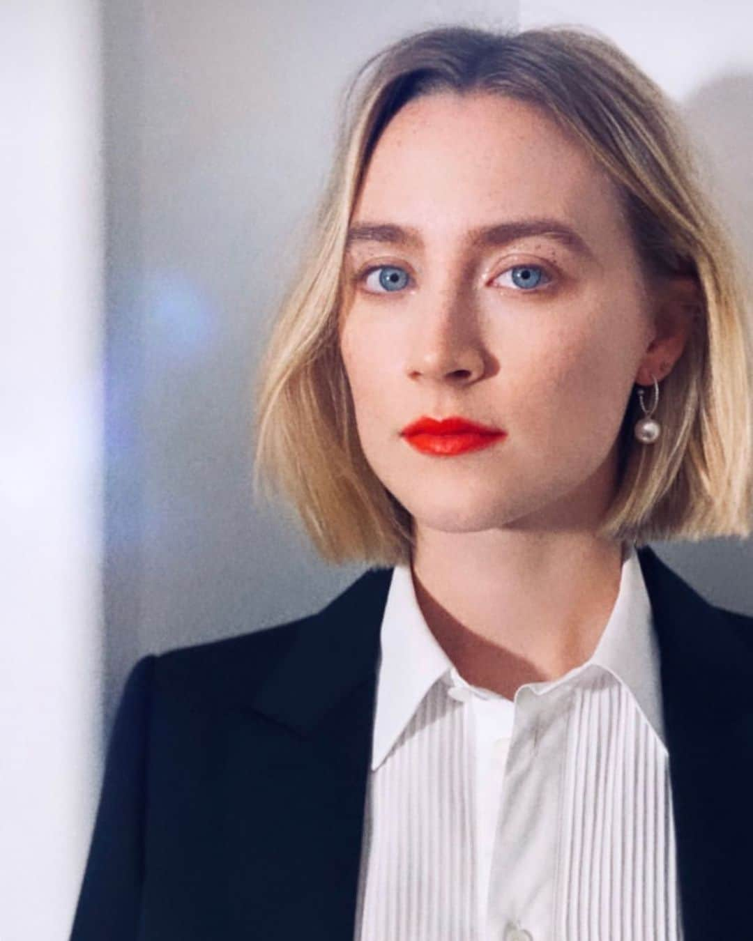 Kara Yoshimoto Buaさんのインスタグラム写真 - (Kara Yoshimoto BuaInstagram)「In love with this pic of Saoirse ❤️ @hairbyadir  #saoirseronan #governorsawards2019 #ladybird #littlewomen #styling @elizabethsaltzman  #hair @hairbyadir  #nails @nailartbyqueenie #makeupbykarayoshimotobua #welovecoco #matredlip #glowingglitteryeyes #babyblues 💙」10月30日 8時12分 - karayoshimotobua