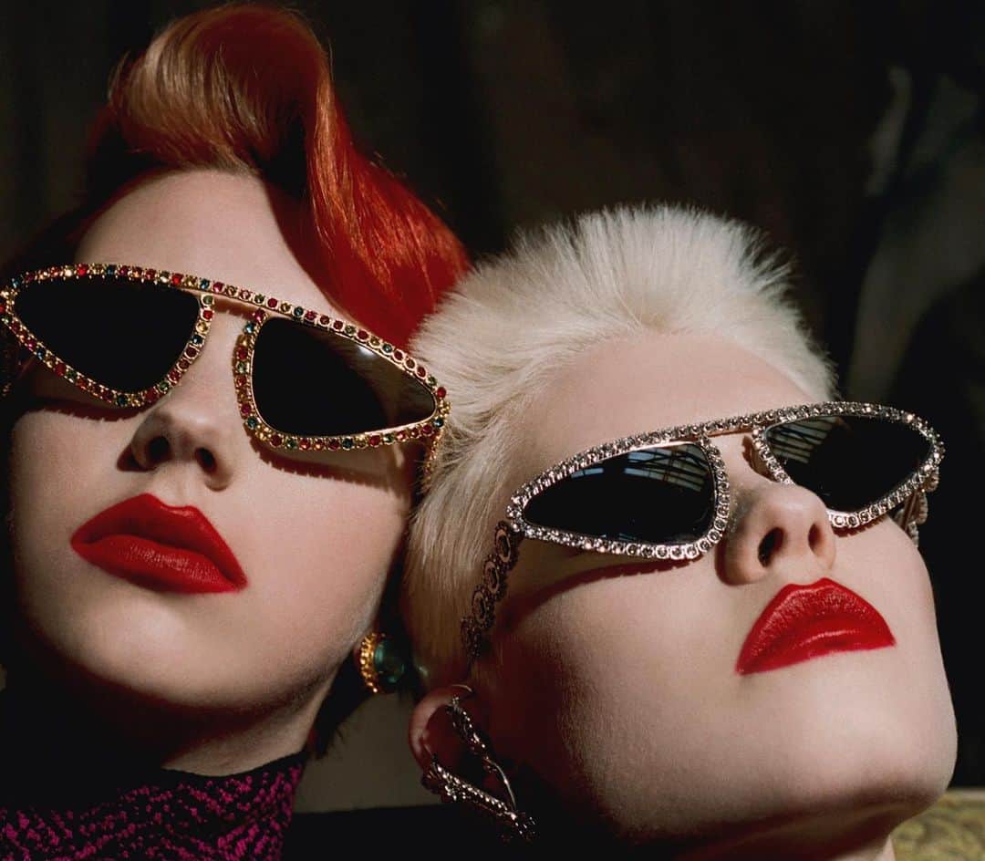 ジャンニヴェルサーチさんのインスタグラム写真 - (ジャンニヴェルサーチInstagram)「Pilot shaped sunglasses are enriched with colorful rows of Swarovski crystals, adding a touch of luxury to the classic accessory. #VersaceEyewear」10月30日 8時12分 - versace