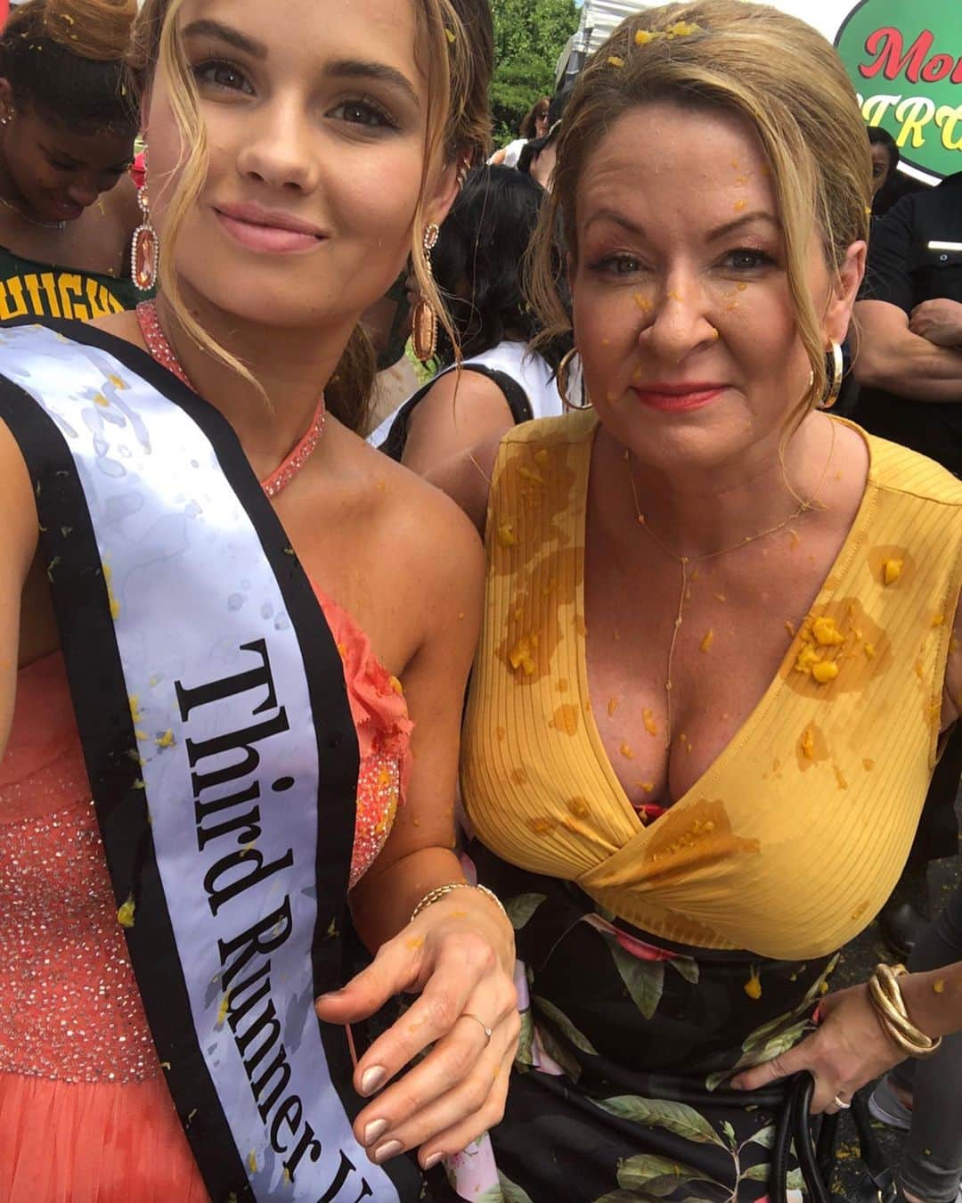 デビー・ライアンのインスタグラム：「@sarahcolonna1 was on @thereyouarepod discussing Angie coming back in Season 2 with big ol’... changes. >>> first photo is after the parade float explodes peaches on the crowd and >>> don’t swipe if you’re at work or under 18 I guess, but this was a percussive moment in the wardrobe room」