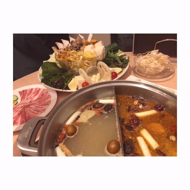みのり(26)＠東京 ダイエットさんのインスタグラム写真 - (みのり(26)＠東京 ダイエットInstagram)「🍖夜ご飯 . #天香回味 銀座中央通り店 . . 白いスープが「回味鍋」で、さっぱり味。 赤い方が「天香鍋」で、スパイスの辛いスープ。 . . 馬のコラーゲンを入れて食べるんだって🐴❣️ 具材はたくさんのキノコと、エビのすり身と豚肉。 紅はるかのサツマイモ🍠が 甘くてトロトロになって最高に美味しかった😆❤️ . キノコならたくさん食べても ほぼゼロカロリー🥰(んなわけあるまい) . でもたくさん種類も量もあって、 ほーんとおなかいっぱい(∗´o ` ) . 薬膳には、高麗人参とかクコ、龍眼、ナツメ、当帰、ハクヅク、花山椒、クミン、、、 . たくさん煮込まれてたよ💊 女性の味方だね☺️🌙 . . ひよこ豆かと思って食べたやつが 龍角散の味がして、しばらく口の中スースーしてた🤣 . たくさん食べたけど、きのこだから 罪悪感なしで朝から快便...😂 . . なんなら夜中お腹すいて、空腹睡眠でした。 . . また身体に優しいお店さがししよっと😊 リピ決定❣️(笑) . . 今日も一日がんばろ〜っと💓 . ◉ライザップ公認の紹介アンバサダーです。 〜 紹介特典 あります〜 . ▶︎全国どの店舗でもOK 紹介限定の２週間体験コースもあります(^_^)/ . ▶︎入会やカウンセリングをお考えの方、 ご質問なども、DM✉️ください。 . ★トレーニング見学もできるよ★ RIZAP BMG2017🥈特典あり😉 . #rizap #ライザップ .  #ダイエット #diet #ダイエット日記 #ダイエット記録  #instadiet #ダイエット仲間募集 #ダイエッター #公開ダイエット #dinner #夜ご飯 #夕食 #夜ごはん #低糖質 #糖質制限 #食べて痩せる #女子力 #脂肪燃焼 . #火鍋 #薬膳鍋 #漢方 #美食 #ヘルシーメニュー #健康 #デトックス」10月30日 8時18分 - minorizap