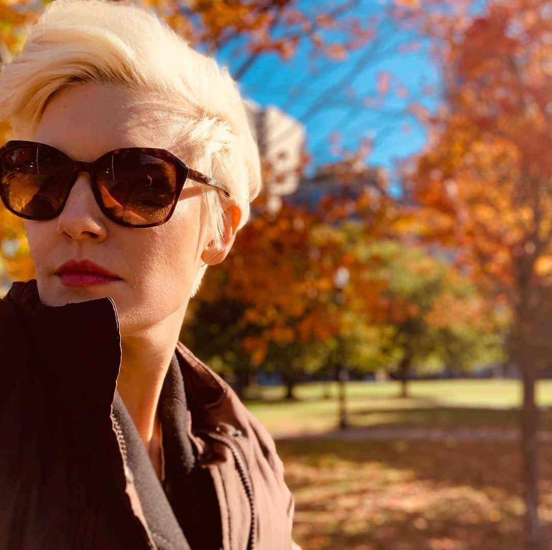 マギー・グレイスのインスタグラム：「My favorite season. ✨🍁✨」