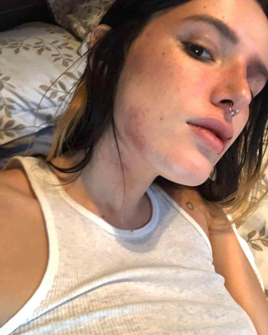 ベラ・ゾーンさんのインスタグラム写真 - (ベラ・ゾーンInstagram)「Hire me for your Halloween makeup I got u boo 🔪🔪🔪 😂😂😂」10月30日 8時32分 - bellathorne