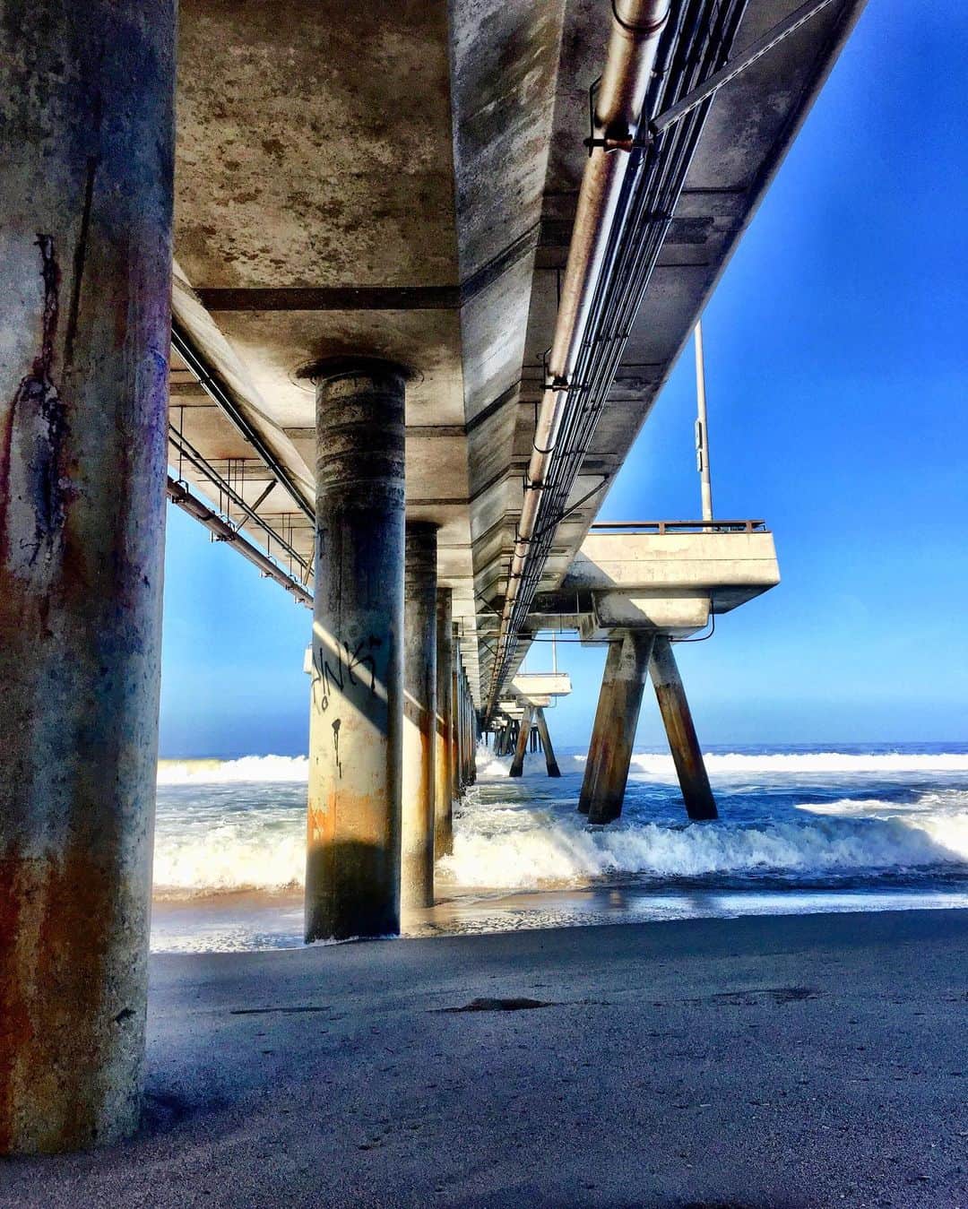 シャーニ・ヴィンソンさんのインスタグラム写真 - (シャーニ・ヴィンソンInstagram)「Under the boardwalk, down by the sea 🌊  #VeniceBeach #California」10月30日 8時26分 - sharnivinson