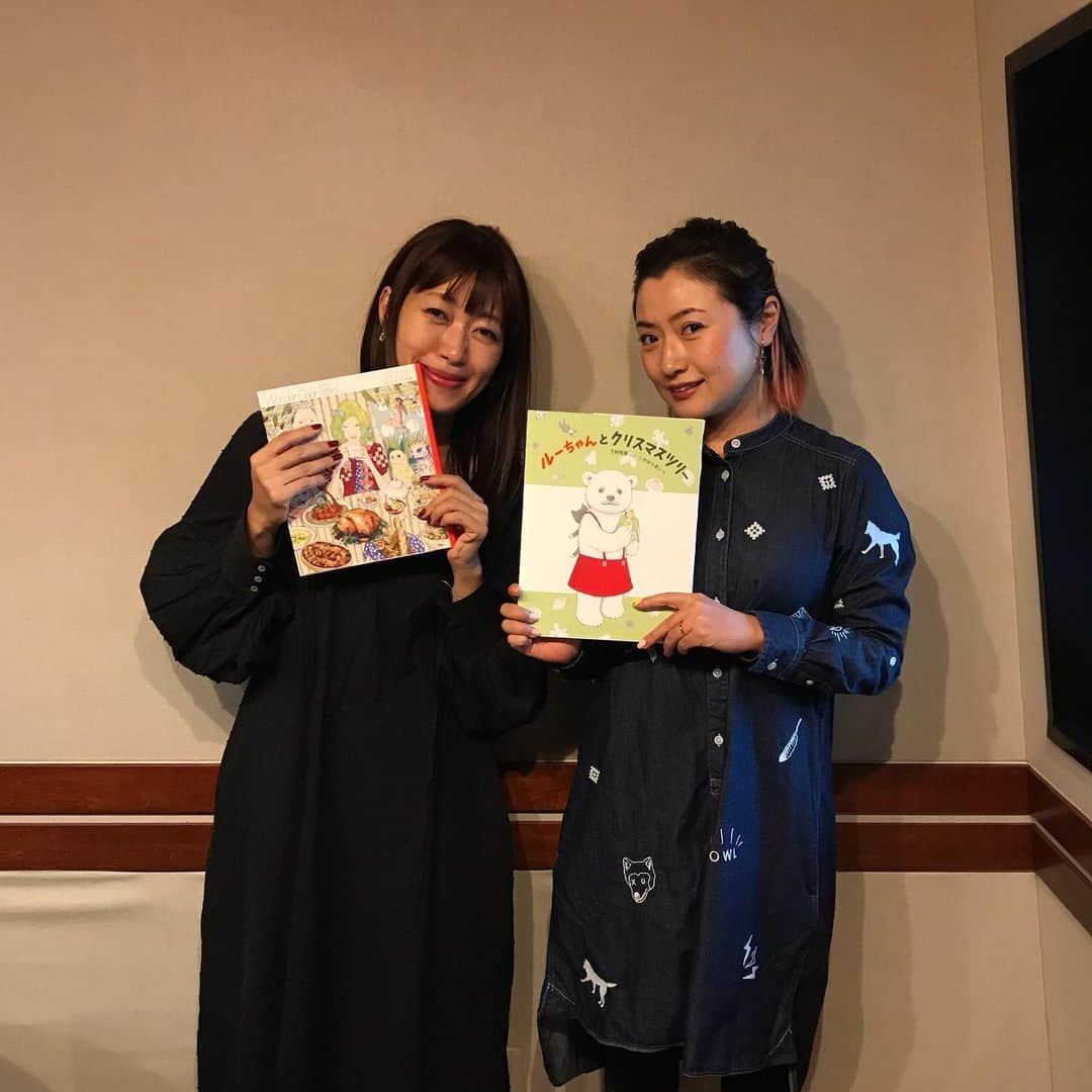 D[di:]のインスタグラム：「本日、坂本美雨さんのラジオ番組ディアフレンズに、11:00〜11:30﻿ TOKYO FMにて出演しま〜す🤩﻿ 3年ぶりの再ディア、美雨ちゃんありがとう😊﻿ 2.3.4、念願のスイカ🍉せんせいにもお会いできました。現役のヤンダヤンダ期絶好調‼️﻿ 5.昨日ポストした📮D[di:]作品集のサイン本の都内各書店での特典ですが、蔦屋書店の限定を間違えて載せていたので再ポスト﻿ 6.サイン本取り扱い書店さんリスト﻿ 8.ちなみに、11月6日より発売の#ルーちゃんとクリスマスツリー の絵本の方の特典はこちら、特製クリスマスカードです‼️ 9.で、こちらは、銀座シックス　蔦屋書店での作品集の特典です。蛍光イエローの封筒がついてます〜﻿ ﻿ ﻿ ﻿ 〈ディアフレンズ、もう一度聞きたい！友達に教えたい！聴き逃した～！〉﻿ radikoタイムフリー/TOKYO FMでお聴きください！﻿ ※一週間以内のみ聴収可﻿ ※TOKYO FM以外でお聴きの方は、 radikoへアクセスして、﻿ タイムフリーのページから番組を検索してください。﻿ ﻿ #坂本美雨　#ディアフレンズ　#TOKYOFM #radio #本日　#特典　#画集　#wondercolorpencil」
