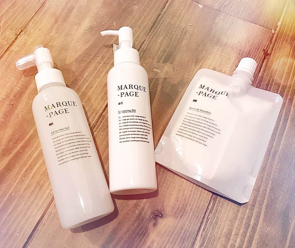 齋藤美波のインスタグラム：「💙💭💚 #skincare ・ 最近の肌事情▶︎▶︎ 毎日バタバタしてる私には 事細かくスキンケアする余裕も 時間もなく、、、 特に朝なんて時間との戦いだから 自分の事よりも子供の事優先🧨 そんな忙しく面倒くさがりな私に ぴったりなオールインワンゲル✨ とっても楽ちんでしっかり 保湿されてるからびっくり！！ ・ グレイジングオイルも洗顔も しっとりしてて保湿万能！ 尚、肌もちgood👍🏾 お陰で、毎日コンシーラのみで Noファンデ🙅🏽‍♀️ 肌が褒められる事が多くなって 単純に嬉しい😎 年取るにつれて素肌でいれるように 気を使っております🛁 ・ ・ #マルクパージュ #マルクパージュのある暮らし #マルクパージュオールインワンゲル  #スキンケア #ナチュラル#美肌#ツヤ #skin#natural#beautiy#facecare」