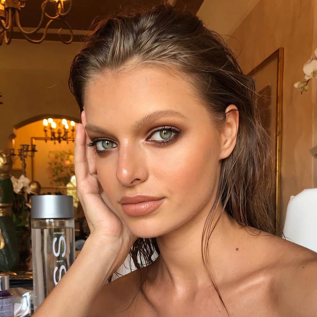 Ania Milczarczykのインスタグラム：「@anastasiiamatviienko and I apparently shooting some sort of subliminal advertising / voss collab yesterday lol. BTS from @luvaj :  Eyes using ‘Naked Heat’ palette and Stila eye pencil in ‘Damsel’. Lips using Laura Mercier lip liner in ‘natural lips’ and Fenty ‘Mattemoiselle’ slightly lightened with concealer.」
