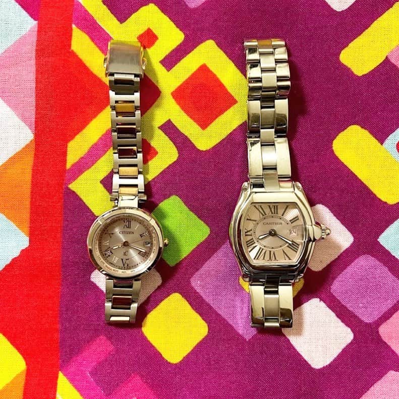 松尾たいこさんのインスタグラム写真 - (松尾たいこInstagram)「いま私が持っている腕時計はこの２つだけ。  カルティエ ミニロードスター（ピンクの文字盤） CITIZEN 腕時計 xC クロスシー ティタニアライン ハッピーフライトシリーズ  どちらも文字盤がピンクです。  These are my favorite watches ⌚️ 上野の森美術館で開催された「ブータン展」の時に販売グッズの一つとして作った私のオリジナル手拭いの上に乗っけてみました。 これ、ブータンの伝統的な織物の柄をイメージしています。  クロスシーは、CITIZEN提供のラジオ番組に出演した時にいただいたのですが、つけてみて、その軽さに驚きました。 スーパーチタニウムという素材。 日常生活では、水仕事も時計をつけたままでできます。  太陽や部屋の光で充電するので電池交換もいらないし、電波時計なので時間合わせもいらないそう。  留め金がサイドのボタン（？）で外せるのも便利。 爪を痛める心配がありません。  時計の淵にグルリと国の名前が書いてあって、秒針をそこに合わせると、たちまちその国の時間になるという機能もあるので、もっと海外行かなくっちゃーって思いました。  いっとき、腕時計をつけなくなっていたのですが、デザインもかわいいのでブレスレットと一緒につけることも多いです。  #japaneseartist #liveintokyo #myartwork #acrylicpainting #art #artoftheday #happyart #loveart #lovejapan #lovedogs #手拭い #オリジナル作品 #citizenxc #cartierwatch #cartierroadster #lovewatch」10月30日 9時32分 - taikomatsuo