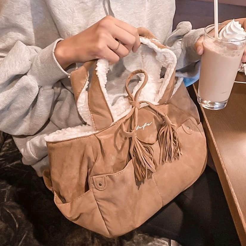 ラレイアのインスタグラム：「🌴 明日18:59まで🧡 リバーシブルになるボアトートバッグがお得にgetのチャンス❤︎ ・ ・ ・ THANK YOU #Repost @acham0217 ♡♡♡ ・ @laleia_official  #relife#bag#hawaii#aloha#surf#beach#laleia#フォトジェニック#インスタ映え#インスタ女子#アロハ#ビーチ#海を感じる雑貨#ラレイア#楽天#ビーチガール#サーフスタイル#大人カジュア#秋#秋コーデ#秋ファッション#バッグ#ポーチ#トートバッグ」