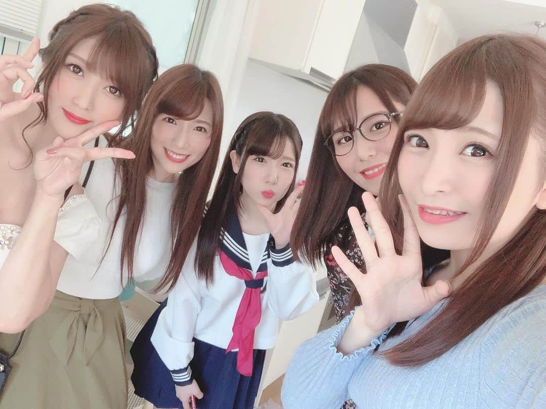 加藤ももかのインスタグラム：「ダスッ！さまにて撮影です🍑 今日は全員同じ事務所なんだ|*･ω･)💭 可愛い女の子がたくさんでドキドキしているよ💋💋💋 情報解禁お楽しみに👼🏻🌤」