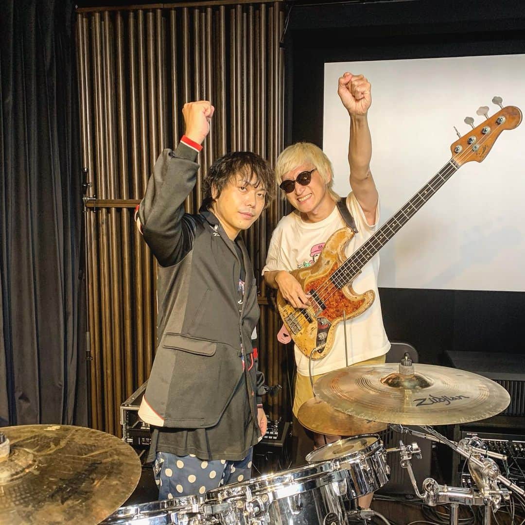 たなしんのインスタグラム：「第三回本人と弾いてみた企画、バイブス最高でした！  11月ゲストは、、ベースの日といえばあの方です、めちゃくちゃ楽しみ！  #ピエール中野 #凛として時雨 #ベースの日 #ドラムの日」