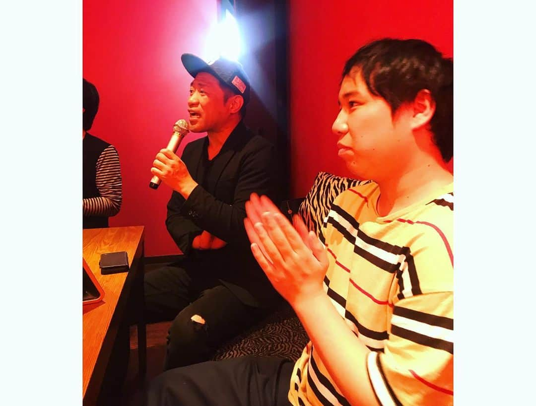 アンミカさんのインスタグラム写真 - (アンミカInstagram)「先日、秋野陽子さんのいない【秋野会】を開催！笑 よくはなわくんのお店【BAR 稽古場　KEIKOBA】に集うのですが、この日はカラオケBOXに🎤🎵 プロの歌手はなわさんとRYUJIさんの歌に聞き惚れていたら、なんと霜降り明星のせいやが、むっちゃ歌が上手くてビックリ！今度はBAR稽古場で集合です🎤 。 #秋野さんにスケジュールを合わせて開催されるが仕事で突然来れなくなることがありたまにこういう現象が！笑 #佐賀の美味しいものをつまみながらカラオケも出来るし一人飲みもできるBAR稽古場 #次回は秋野さんも必ずいる秋野会にてを期待❤️ #元ミニスカポリスの大原がおりちゃんと住谷杏奈ちゃんは歌わなかったので次回！ #せいやがオールナイトニッポンで私のモノマネをしてると聞いてビックリ嬉しい！ @naoki_hanawa @seiya_shimofuri @ryuji_gekko @annasumitani @oharagaori_otty」10月30日 9時37分 - ahnmikaofficial