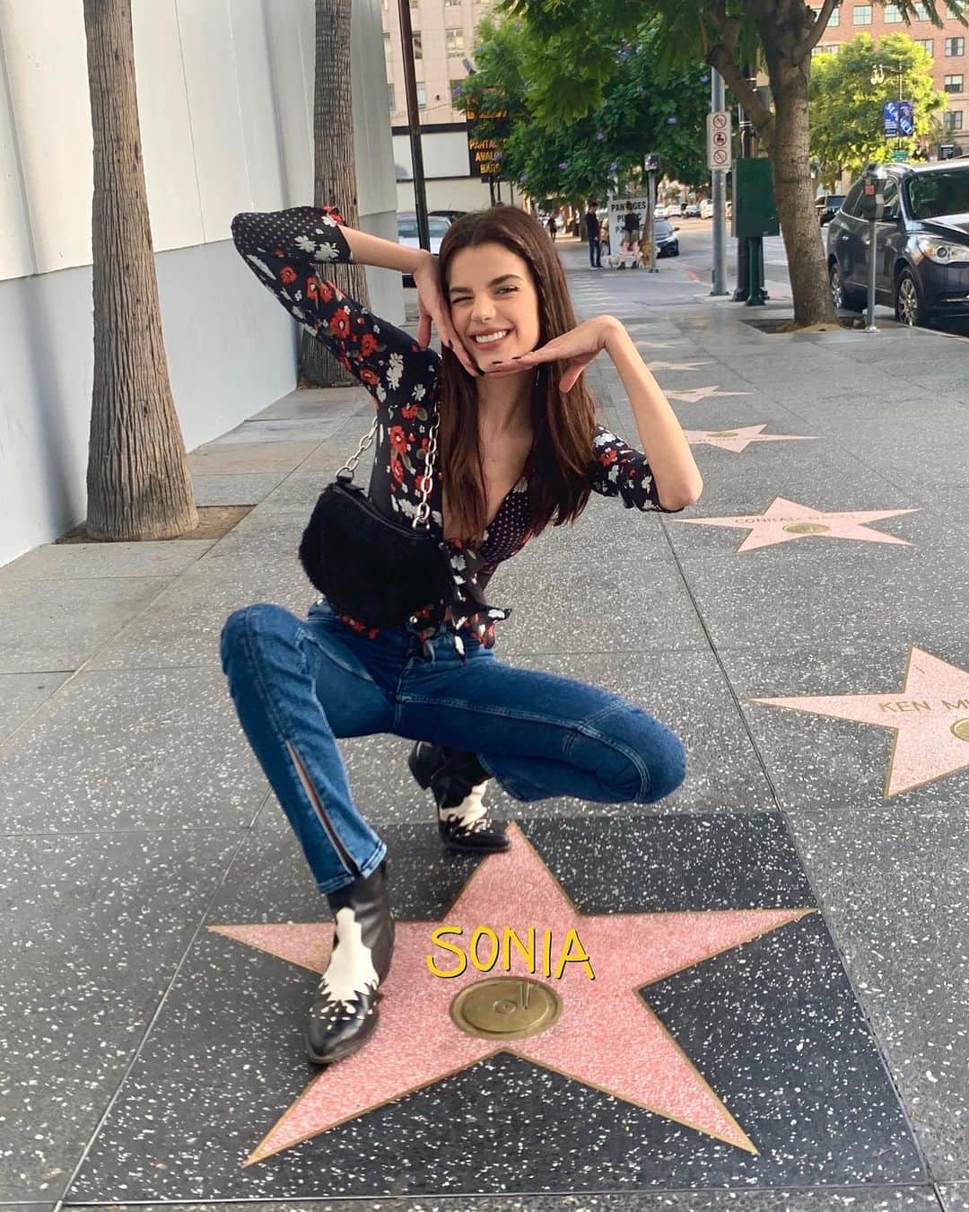 ソニア・ベン・アンマーのインスタグラム：「MOM I MADE IT!!! ⭐️⭐️⭐️ #blessed #nophotoshop」
