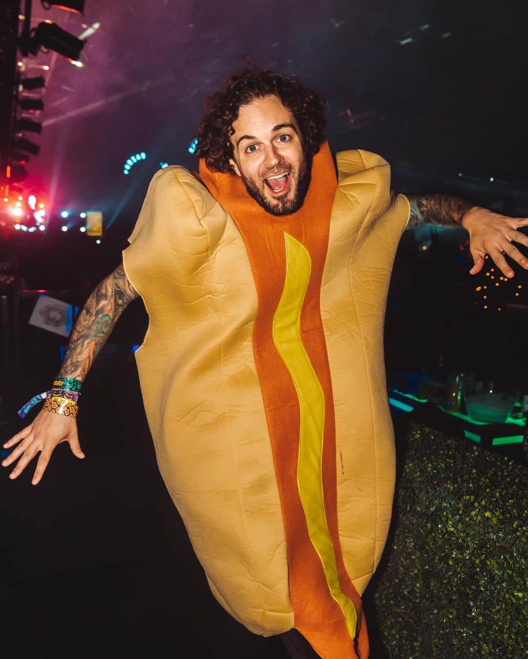 カーティス・ルポールのインスタグラム：「🌭 Wiener u gonna text me back? @escapehalloween was hot, dog. Thanks @insomniacevents @pasqualerotella Let’s ketchup at @countdownNYE 👽😂」