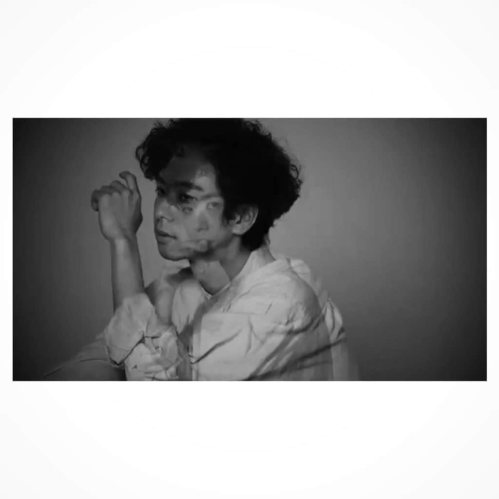 橋本淳のインスタグラム：「. 舞台「カリギュラ」  初日(11/9〜)が近づいてきて 稽古も終盤の追い込みです。  何回も何回もという、 数を多くこなす稽古ではなく 少ない回数の中で、 より良くするために 毎回の稽古が本番のよう。 短い時間だけれども濃度の濃い時間。 それが堪らなく心地よい。 栗山さんの演出の手法なのか 手の平の上で踊らされているのか それもまた良し。  毎回のスパークを楽しむためにも 無意識を掘り起こし 深く、濃く、集中。  お楽しみに。  #カリギュラ #舞台カリギュラ #ケレア」