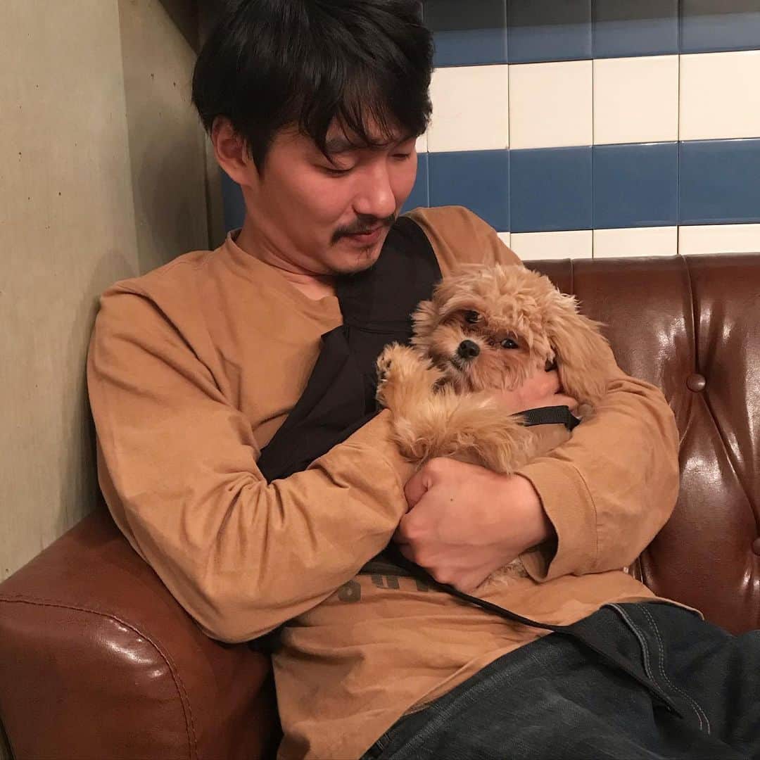 Manitasのインスタグラム：「リフレッシュ休暇終了〜 愛おしくてだいすきな2人〜〜👦🏻🐶💕 連休のおかげでストレスニキビが少しよくなた気がする。うむ。 #リフレッシュ休暇 #犬のいる生活 #やっぱりコマニはプードルだと思う」