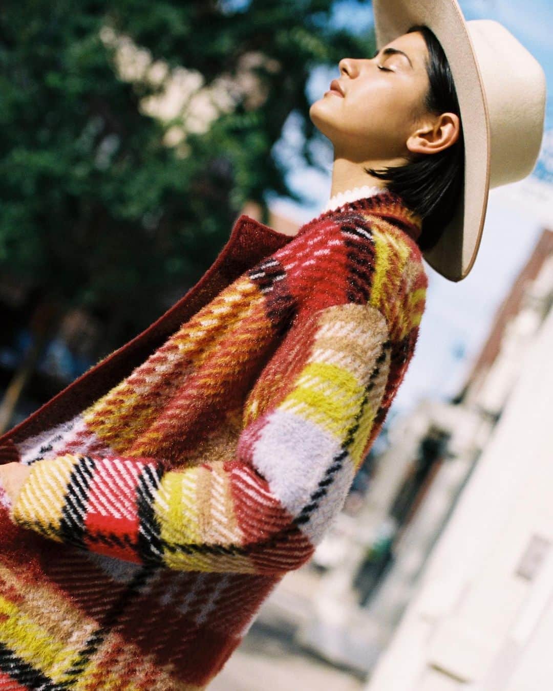 Anthropologieさんのインスタグラム写真 - (AnthropologieInstagram)「TODAY ONLY! Download the Anthropologie app to save 30% on jackets & cozy accessories 🛍🧣✨(link in profile to shop the Oracia Plaid Sweater Coat)」10月30日 10時01分 - anthropologie