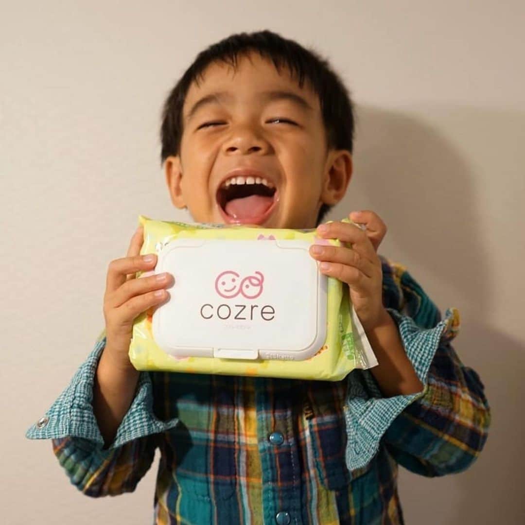 cozre（コズレ）マガジン公式のインスタグラム：「9月にInstagramで開催した「コズレオリジナルビタットキャンペーン」の当選報告をいただきました😊 ・ ==== ・ そろそろ次男もお出掛けが増えてくるので、お出掛け用にもう一つ用意しなきゃ！と思ってたので、めちゃくちゃ嬉しいです😆💕 * ・ オリジナルだから他の人とデザインかぶらないし、ビタットなので開閉もしやすくてストレスフリー😊完璧です✨ ・ ==== ・ ビタットを手にとって渾身の笑顔😄と安らかな寝顔😴 どちらの写真もとっても素敵ですね🥰 @kazumiwad さん、ありがとうございました！ ・ コズレのプレゼントが当選した方はぜひ、 #コズレプレゼント のハッシュタグをつけて当選報告をお願いします‼️ 編集部でピックアップしてリポストさせていただきます✨ コズレマガジンで開催されているキャンペーンでもOKですよ👍 ・ コズレに無料会員登録すると、プレママ・ママにうれしいベビーグッズが当たるキャンペーンにたくさん応募できちゃう😍 詳しくはプロフィールのリンクをチェック‼️ ・ #コズレ #コズレプレゼント #当選報告 #ビタット」