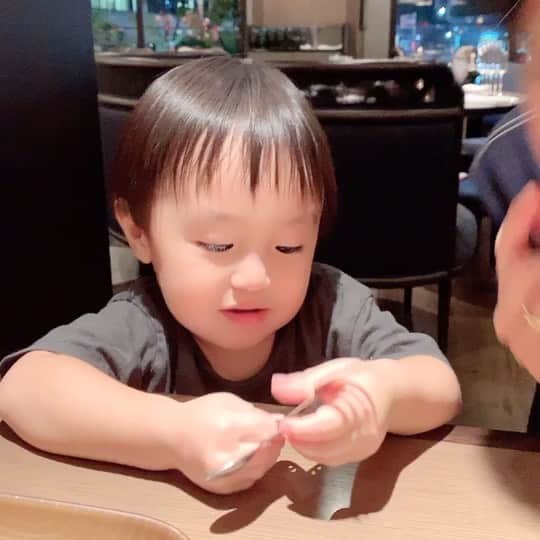 のインスタグラム：「ビュッフェに来たよ〜💓💓💓 #最後はまだ食べてないけど美味しい〜って言ってるよ笑  #よくおしゃべりしてくれてる」