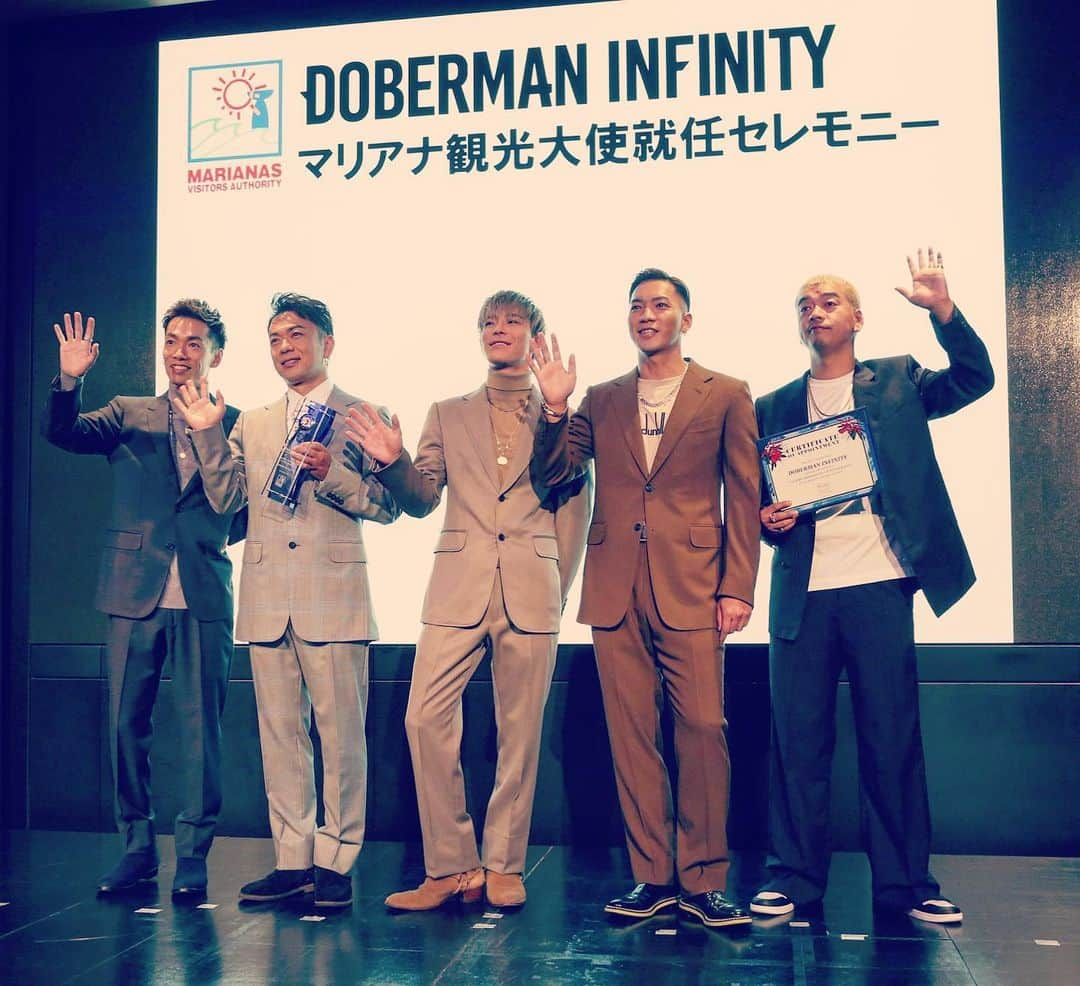 野替愁平さんのインスタグラム写真 - (野替愁平Instagram)「ドーベルがマリアナ観光大使に就任させていただきました‼️去年マリアナ観光局のイメージソング「Lookin‘ for」を作らせてもらって、このご縁があって、観光大使‼️ 南国大好きー‼️あぁ、早くマリアナの島でメンバーでゆっくり過ごしたい😌まずはアリーナツアーしっかりやろっ‼️🔥✨ 「Lookin‘ for」のMVも撮影に行くので、この先の楽しみがまた一つ増えました🤘みんなも是非マリアナ諸島応援お願いします🥺✨. @mymarianas_mva  #3連休はマリアナ」10月30日 10時25分 - sway_ldh