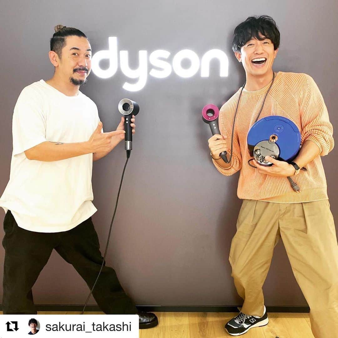 朝日光輝さんのインスタグラム写真 - (朝日光輝Instagram)「dyson @dysonjapan  #dysonsupersonicionic を使って  @sakurai_takashi 君と！  動画撮影🎥しましたぁー✨ * * * *  #Repost @sakurai_takashi with @get_repost ・・・ 朝日さんとdyson動画撮影!!! . このロボット掃除機かわえぇー🤤 . #dyson #dysonjapan #知れば知るほど #ダイソン #の #凄さを #実感 #このロボット掃除機 #あの #ハンディ掃除機 #と #同じ吸引力 #なんだって ！ #あ #動画撮影 #は #ドライヤー #の方ですよ #ありがとうございました #👦🏻🤖」10月30日 10時42分 - mitsuteru_asahi