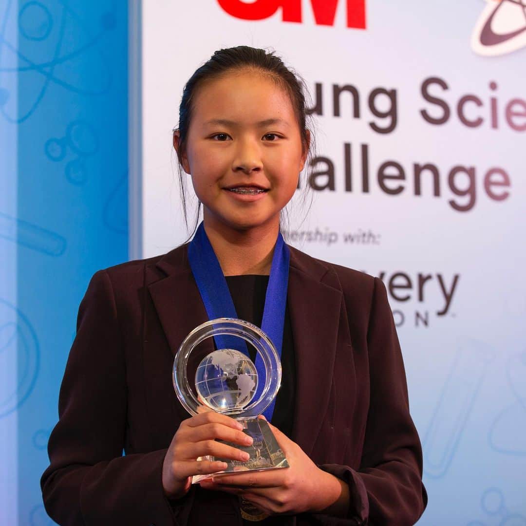3M（スリーエム）のインスタグラム：「Congratulations to Kara Fan, America’s Top #YoungScientist of 2019! Click the link in bio to learn more about her winning 3M Young Scientist Challenge invention. 👩🏻‍🔬🧫🦠」