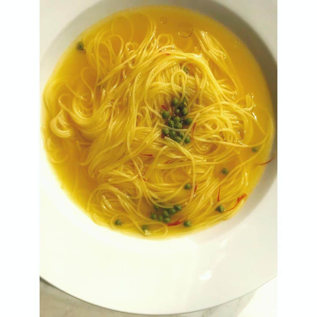 冷水 希三子さんのインスタグラム写真 - (冷水 希三子Instagram)「〆にたまに作るスープパスタ。 魚とフェンネルなどで取ったスープにサフランと春に冷凍しておいた実山椒と半分に折ったカッペリーニを加え食べごろになるまで煮ます。 最後にレモンオイルをたらすと爽やかに！ サラッとツルッと。」10月30日 10時48分 - kincocyan