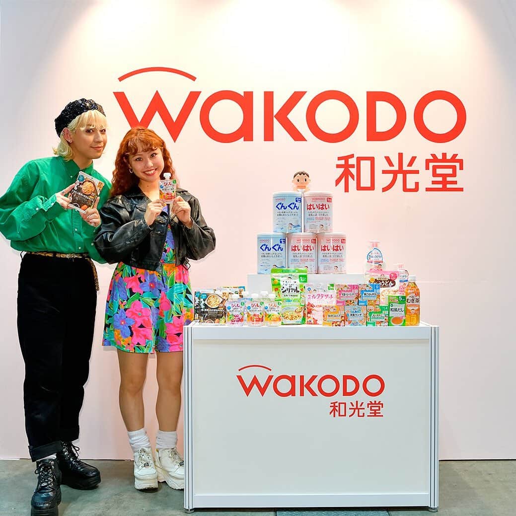 和光堂さんのインスタグラム写真 - (和光堂Instagram)「10月27日開催の「たまひよファミリーパーク」にて #ぺこ ＆ #りゅうちぇる さんに 和光堂商品をご紹介いただきました🥚🐣 . ＼ご紹介いただいた商品はこちら！／ . 1歳からのMYジュレドリンク🍎🍊🍇 https://wakodo.co.jp/product/special/babyfood/drink/myjellydrink/ . WAKODO GLOBAL🎀✨ https://wakodo.co.jp/product/special/babyfood/babyfood/global/ . ↓↓ぺこ＆りゅうちぇるさんのアカウントはこちら↓↓ りゅうちぇる　@ryuzi33world929 ぺこ　@pecotecooo . . #和光堂 #和光堂ベビーフード #和光堂グローバル #wakodoglobal #wakodo #離乳食 #ママ #パパ #プレママ#プレパパ #子育てママ #子育てパパ #赤ちゃんがいる生活 #赤ちゃんのいる生活 #新米ママ #新米パパ #たまひよ #たまひよファミリーパーク」10月30日 11時01分 - wakodo_asahigf
