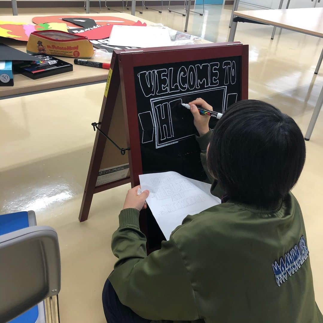 福岡女子短期大学さんのインスタグラム写真 - (福岡女子短期大学Instagram)「【学園祭まであと3日！】 11月2日（土）・3日（日）の2日間開催される #学園祭「風早祭」まであと3日と迫ってきました🎉健康栄養学科の教室を🧐覗くと模擬店で使う看板の✏️下書きが行われていました。健康栄養学科2年生は美味しいチュロスの販売の他、ランチメニューの販売も実施！メニューはエビピラフ🍤ポトフ🥕ハニー蒸しパン🍯だそうです🎀 . #福岡女子短期大学　#福女短 #フリーハンド #手書き #手書きフォント #看板アート #看板作り #学園祭 #学園祭準備 #模擬店 #模擬店準備 #学祭 #文化祭 #学校祭 #学園祭2019 #風早祭2019 #健康栄養学科 #福岡女子短期大学健康栄養学科 #手タレ #下書き #下書きだけど」10月30日 10時56分 - fukuoka_wjc