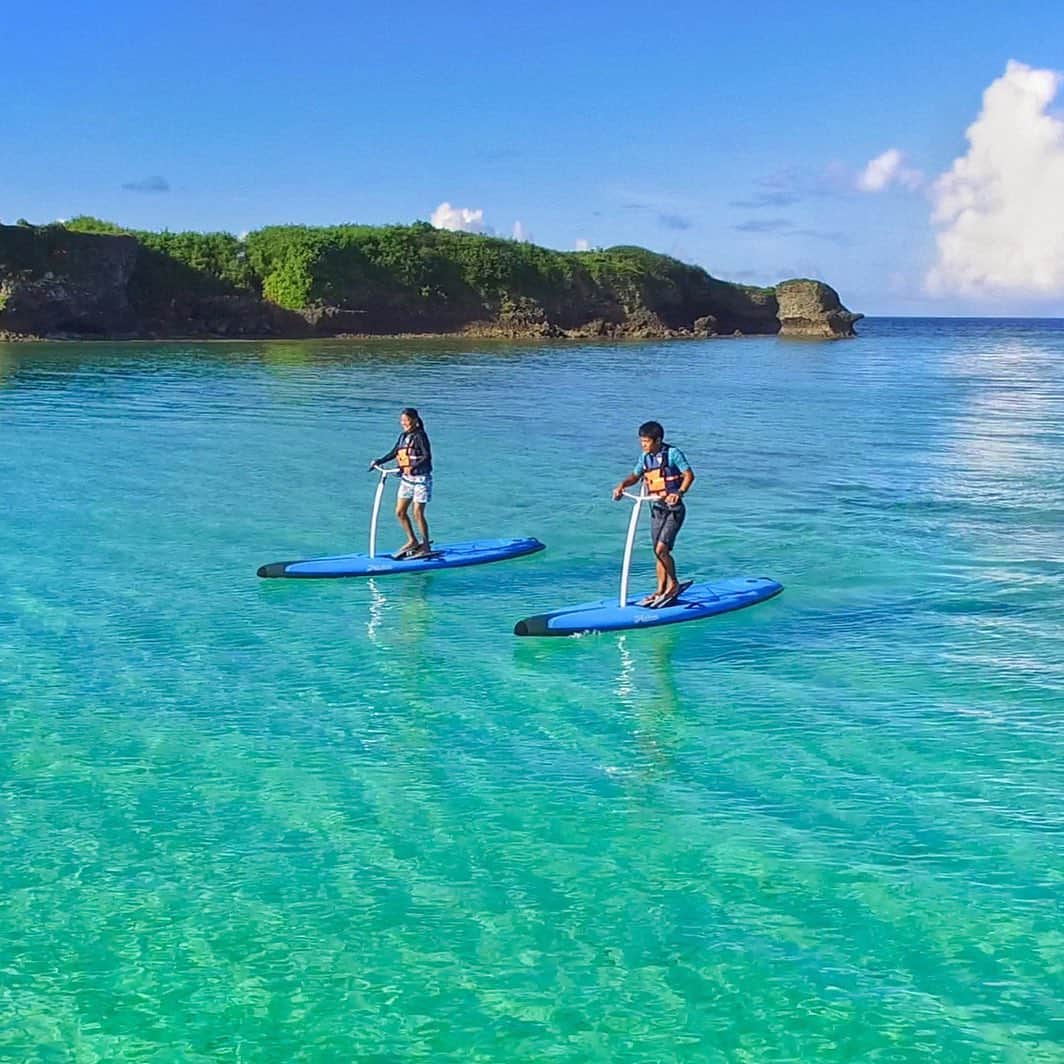 ホテル日航アリビラ 公式Instagramさんのインスタグラム写真 - (ホテル日航アリビラ 公式InstagramInstagram)「太陽の光を反射して輝く海は色彩のパノラマ。「青」のグラデーションを楽しみながら海上散歩。  #アリビラ  #alivila  #沖縄 #okinawa  #海 #アクティビティ」10月30日 11時04分 - hotelnikkoalivila