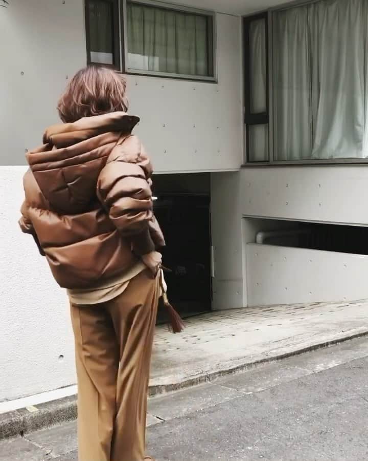 JUNNAのインスタグラム：「初めて作ったダウン😌  #ボリュームルーズダウンジャケット  年々寒さに弱くなる。暖かいアウターが欲しいのだけど モサッとした着膨れ感は嫌だし、ほっこり感も苦手。  ONの日もOFFの日もサッと羽織れて美シルエット。  後ろを長めに...お尻はスッポリ隠れるけど、 フロントはスッキリ丈で、スカートスタイル、パンツスタイルもバランスをとりやすい様に...。 初ダウン作りなので、デザイナーさんと試行錯誤。 何処にも無い ETRÉ TOKYOらしい拘りを詰め込みました。  ボリュームたっぷり、少し襟抜けデザインで作ったダウン。  展示会、受注会では嬉しい事に完売致しましたが 10月31日19時オンラインストア 11月1日各店舗 にて入荷致します。  これが最後の入荷となりますのでお見逃しなく...⛄️❤️ . . outer/#ボリュームルーズダウンジャケット 10/31 発売 pants/ #ストレッチワイドパンツ  発売中 bag/ #yslbag heels/ #センターシームショートブーツ  ご予約終了 . #etretokyo #ダウンジャケット #ダウンコート #ダウン #ボブ#ボブヘア #ボブ #ボブアレンジ #カジュアル#大人カジュアルコーデ #大人ボブ#サンローランバッグ #junna👠 #2019ETREaw #156cm」